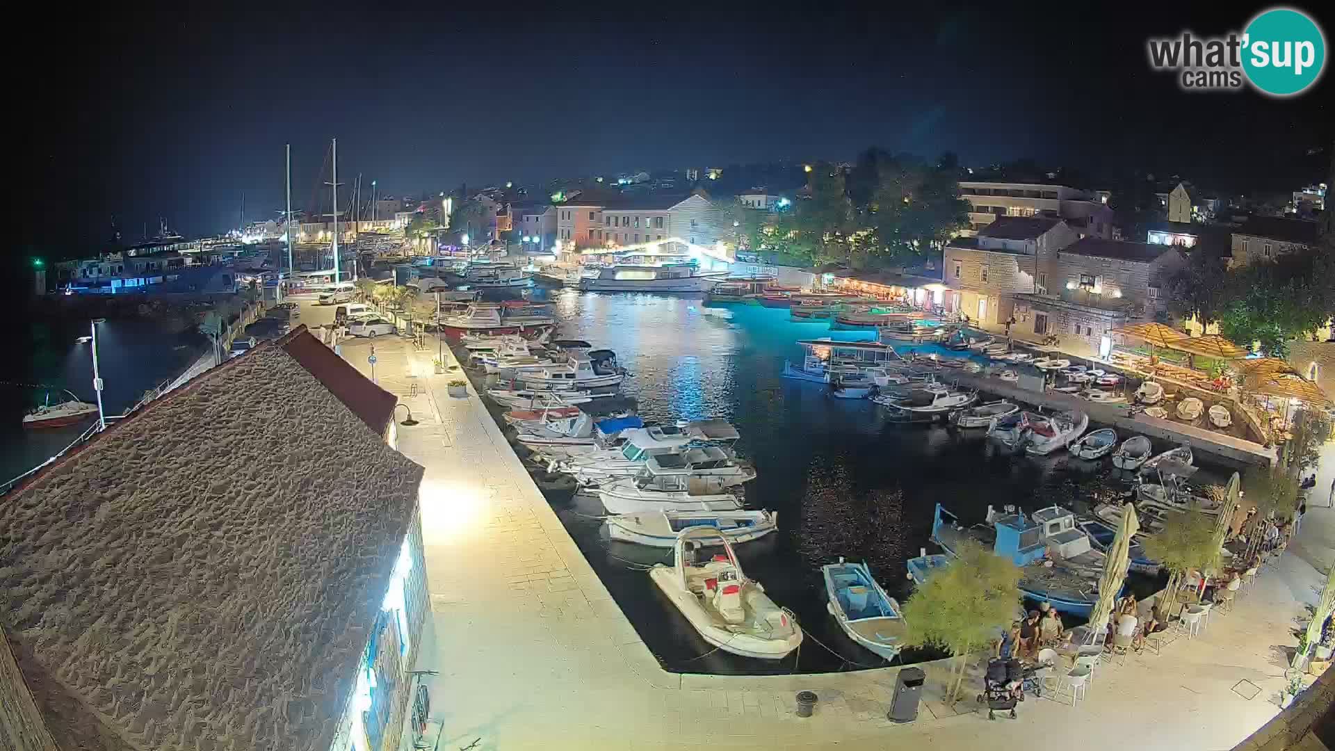 Web kamera Bol Riva – Pogled uživo na luku i marinu