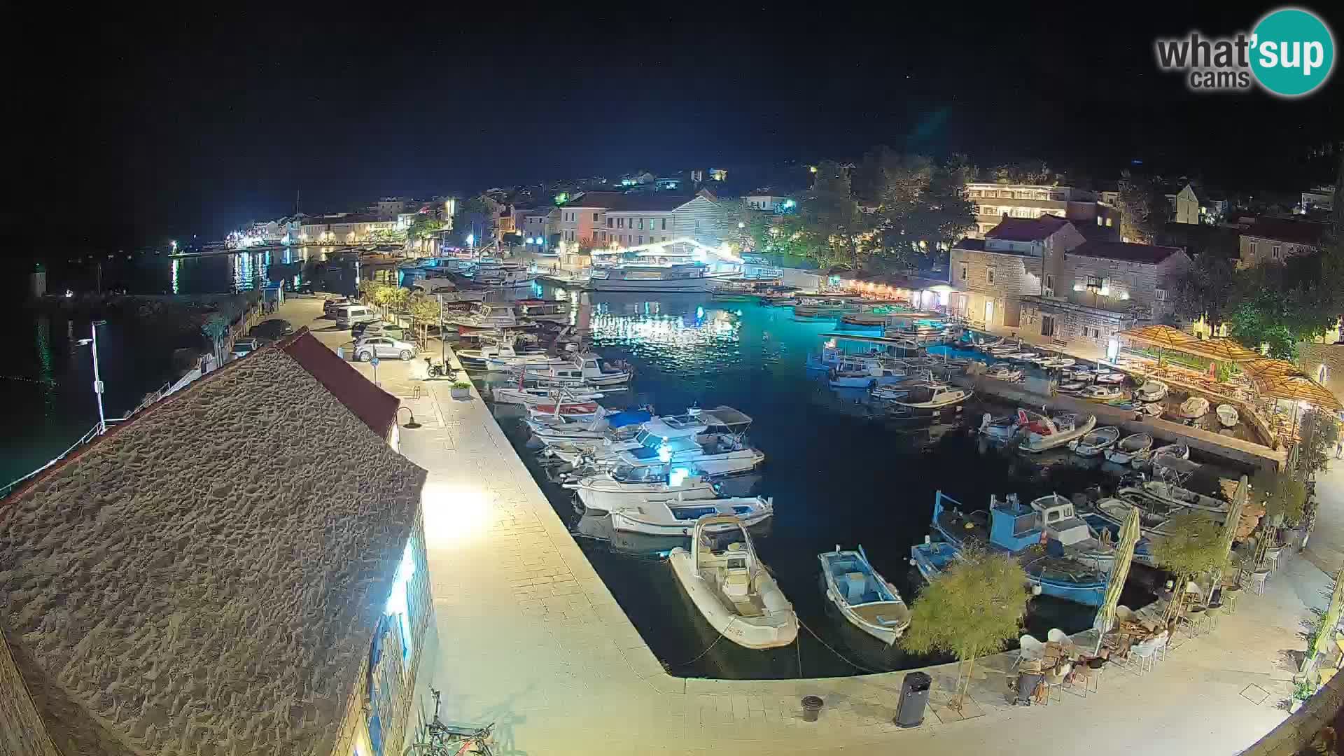 Web kamera Bol Riva – Pogled uživo na luku i marinu