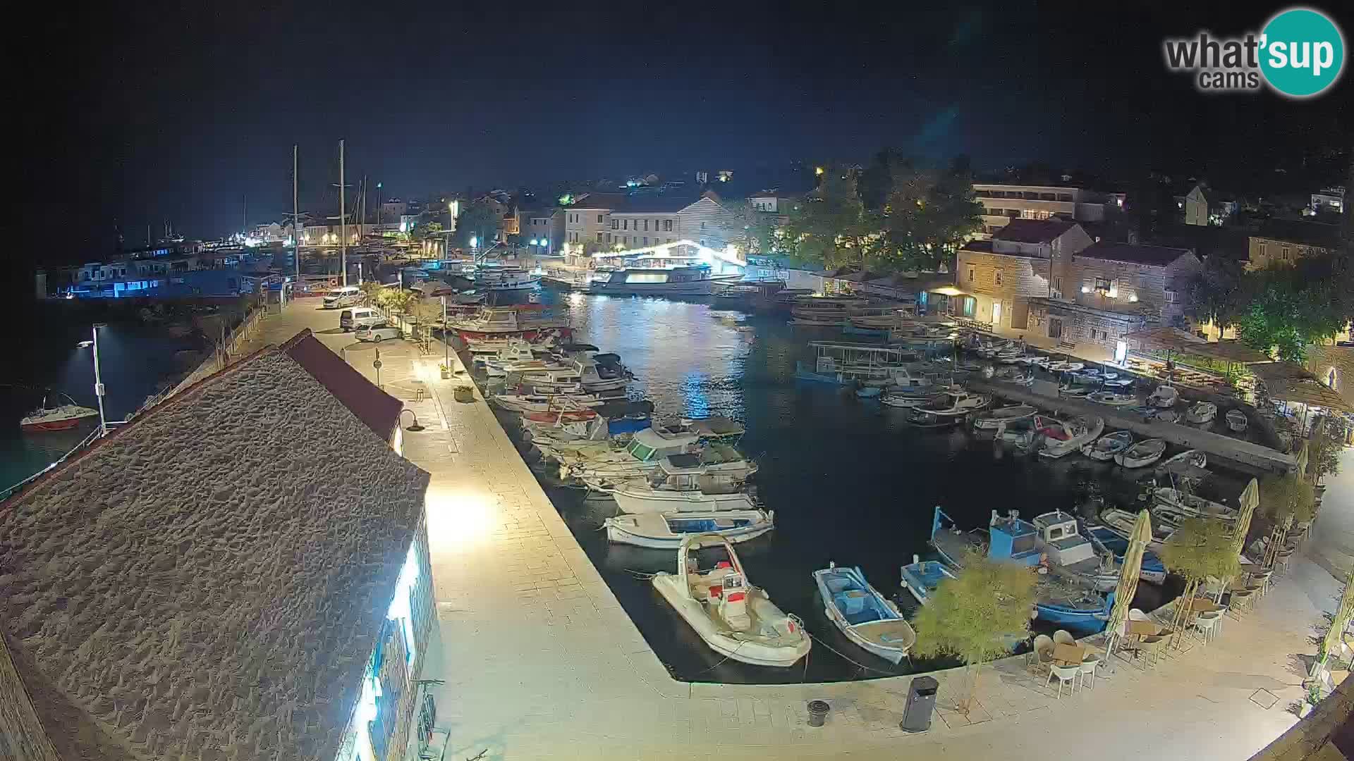 Web kamera Bol Riva – Pogled uživo na luku i marinu