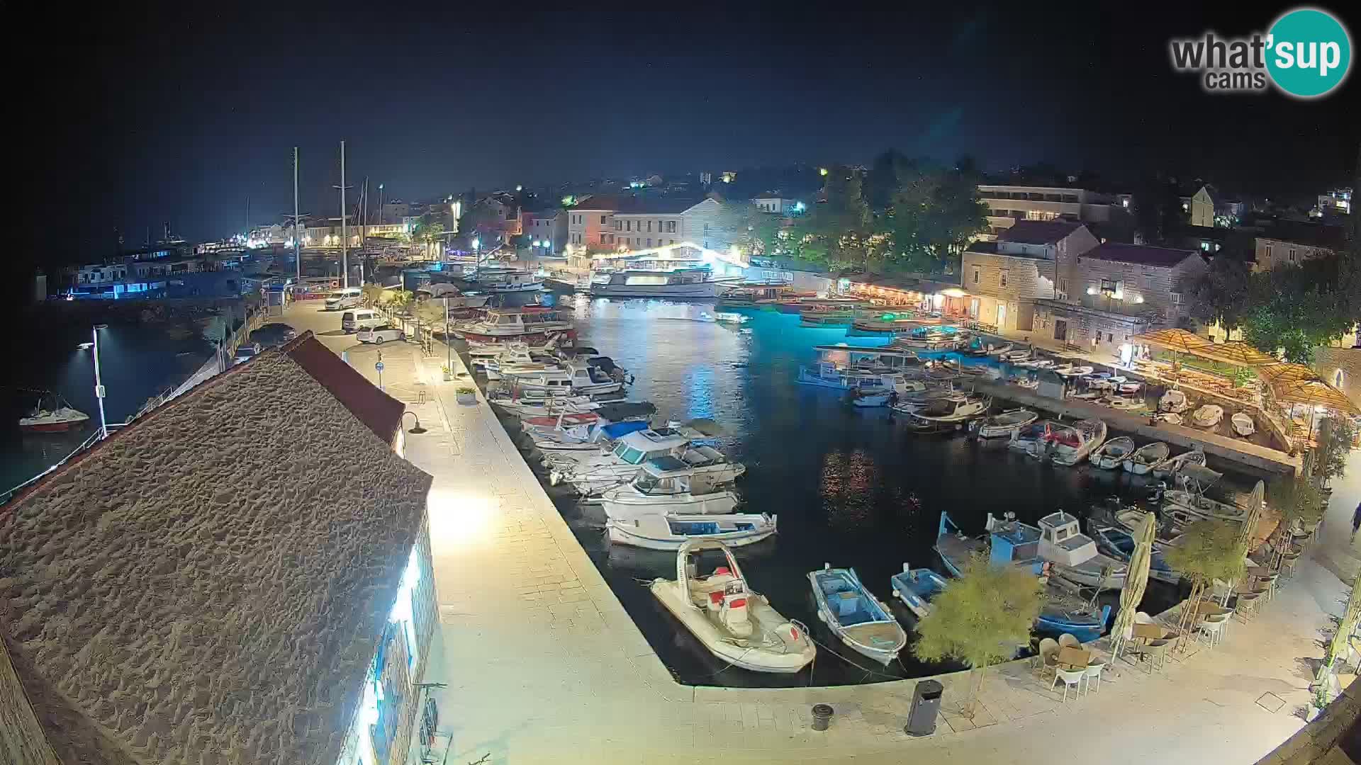 Spletna kamera Bol pristanišče – Pogled v živo na Rivo in marino