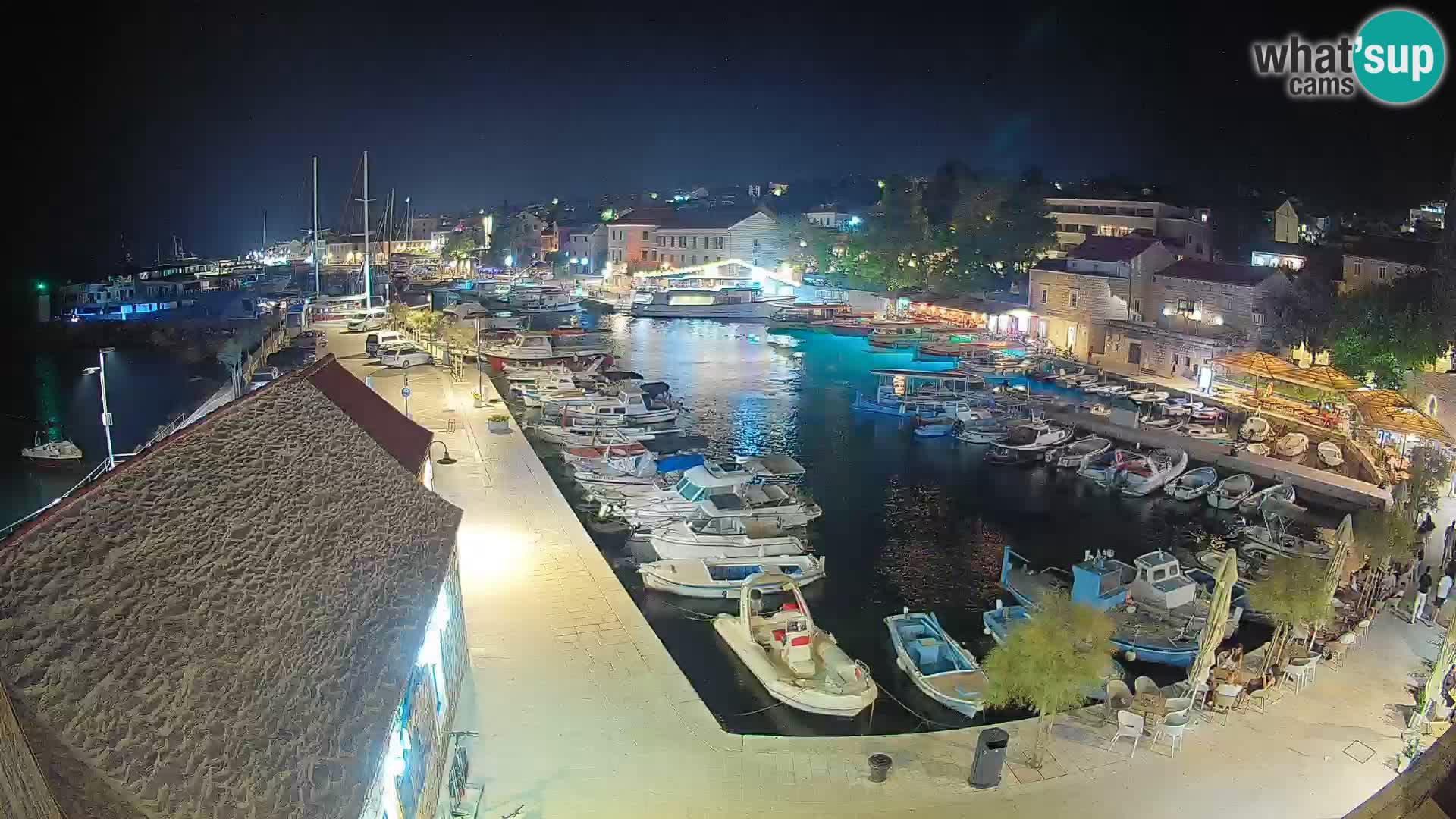 Spletna kamera Bol pristanišče – Pogled v živo na Rivo in marino