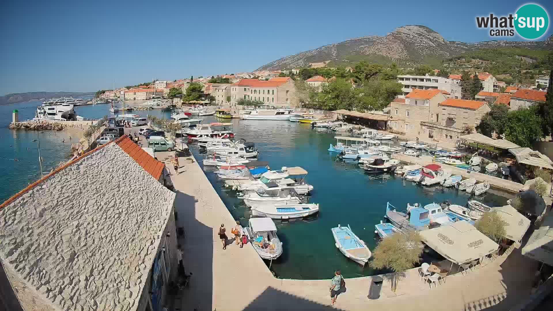 Web kamera Bol Riva – Pogled uživo na luku i marinu