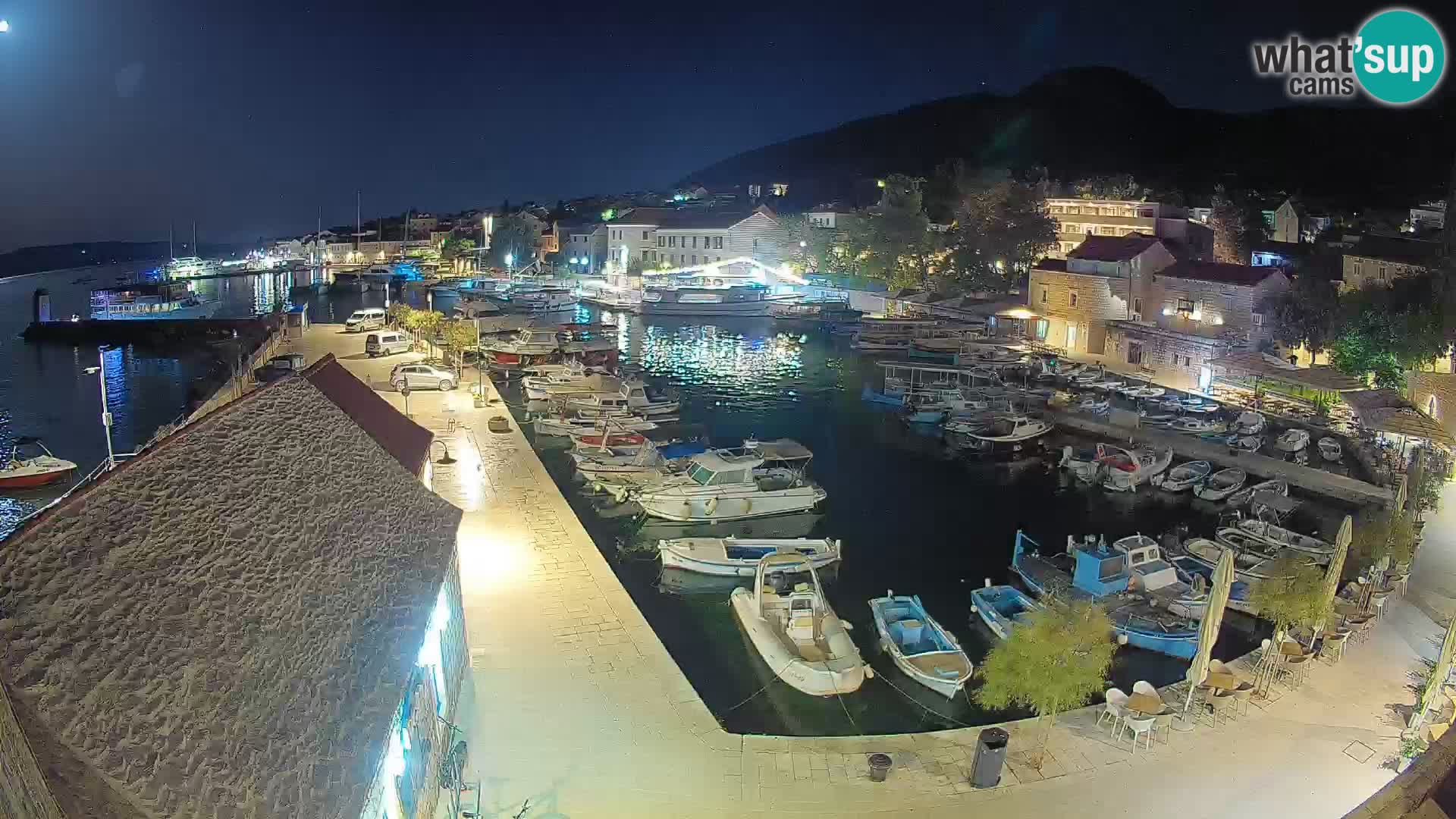 Spletna kamera Bol pristanišče – Pogled v živo na Rivo in marino