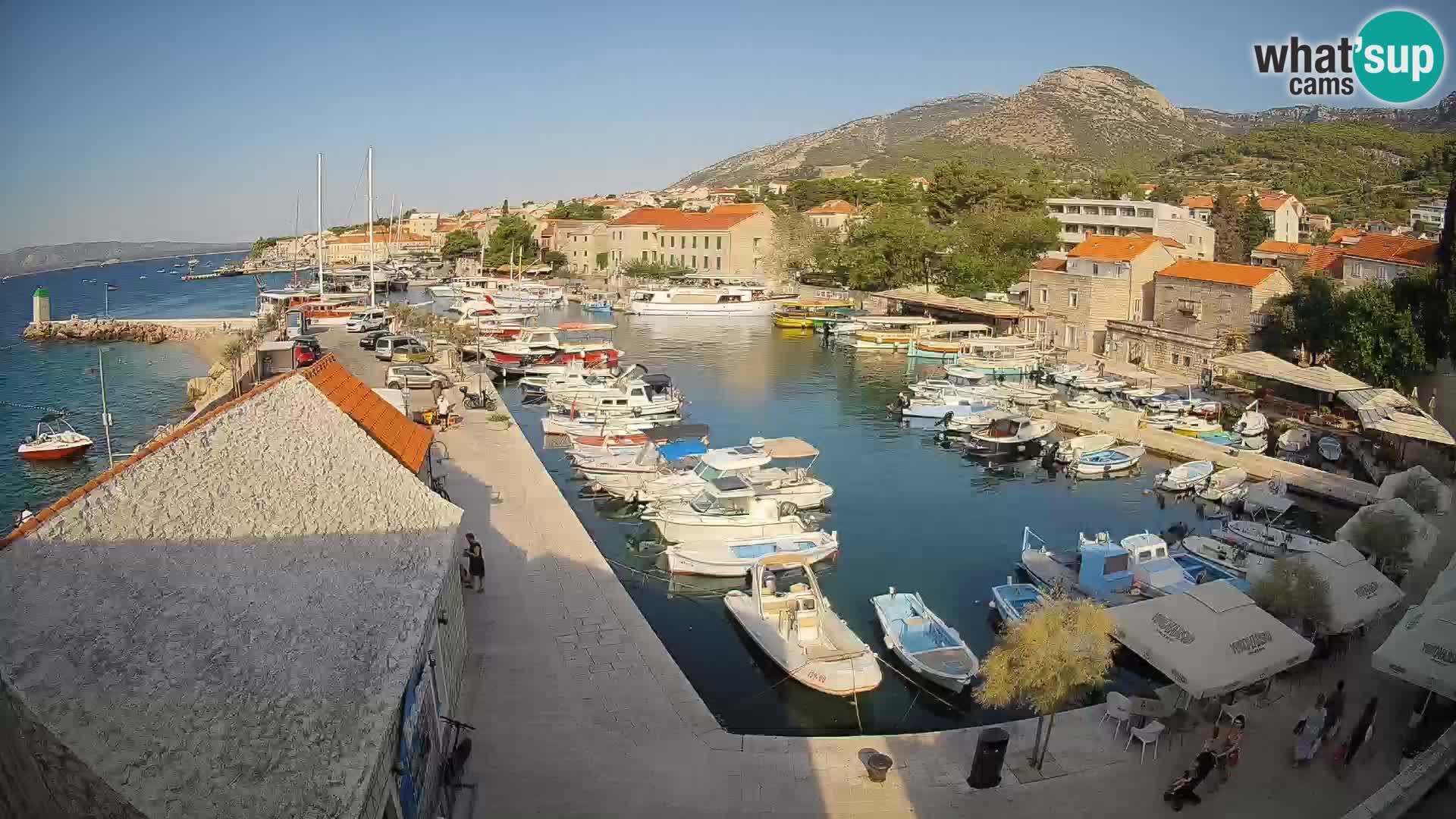Spletna kamera Bol pristanišče – Pogled v živo na Rivo in marino