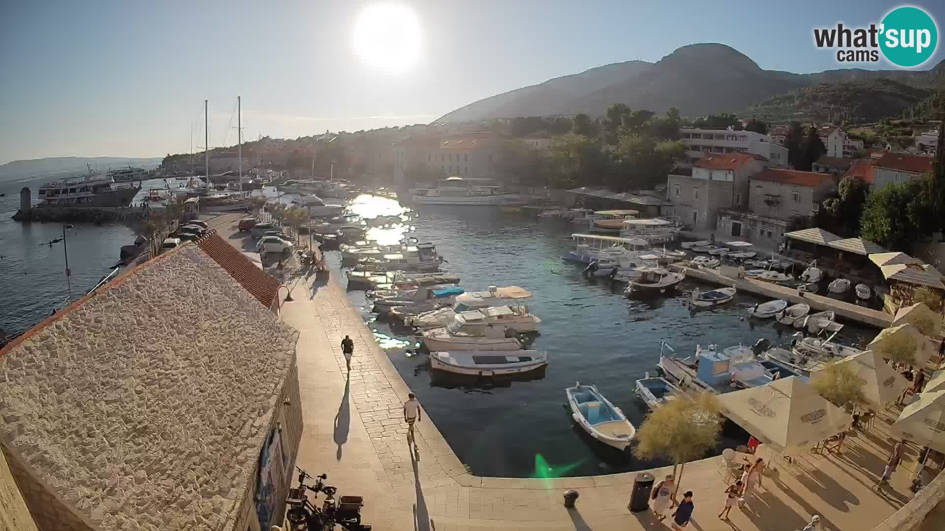Spletna kamera Bol pristanišče – Pogled v živo na Rivo in marino