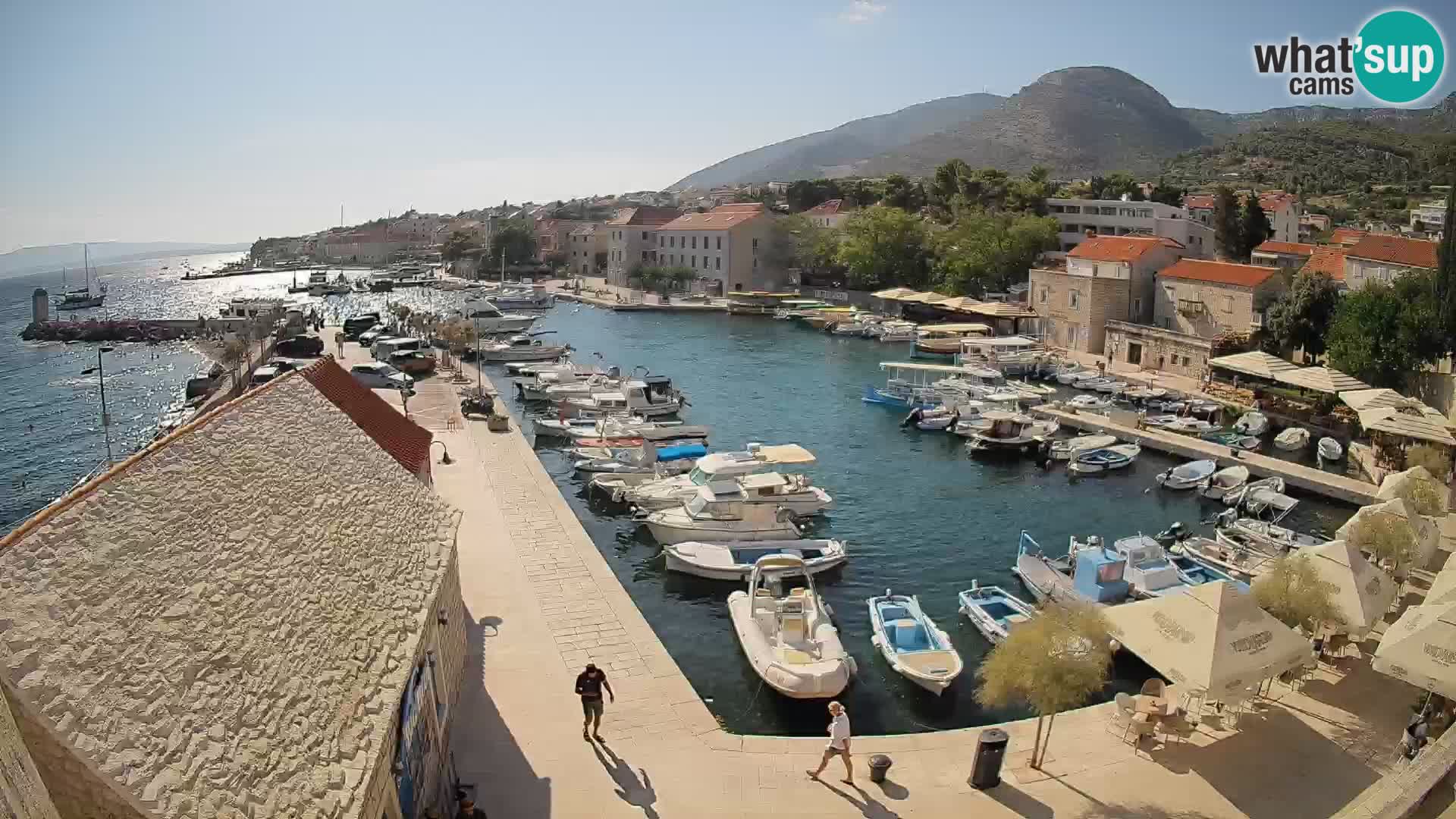 Spletna kamera Bol pristanišče – Pogled v živo na Rivo in marino