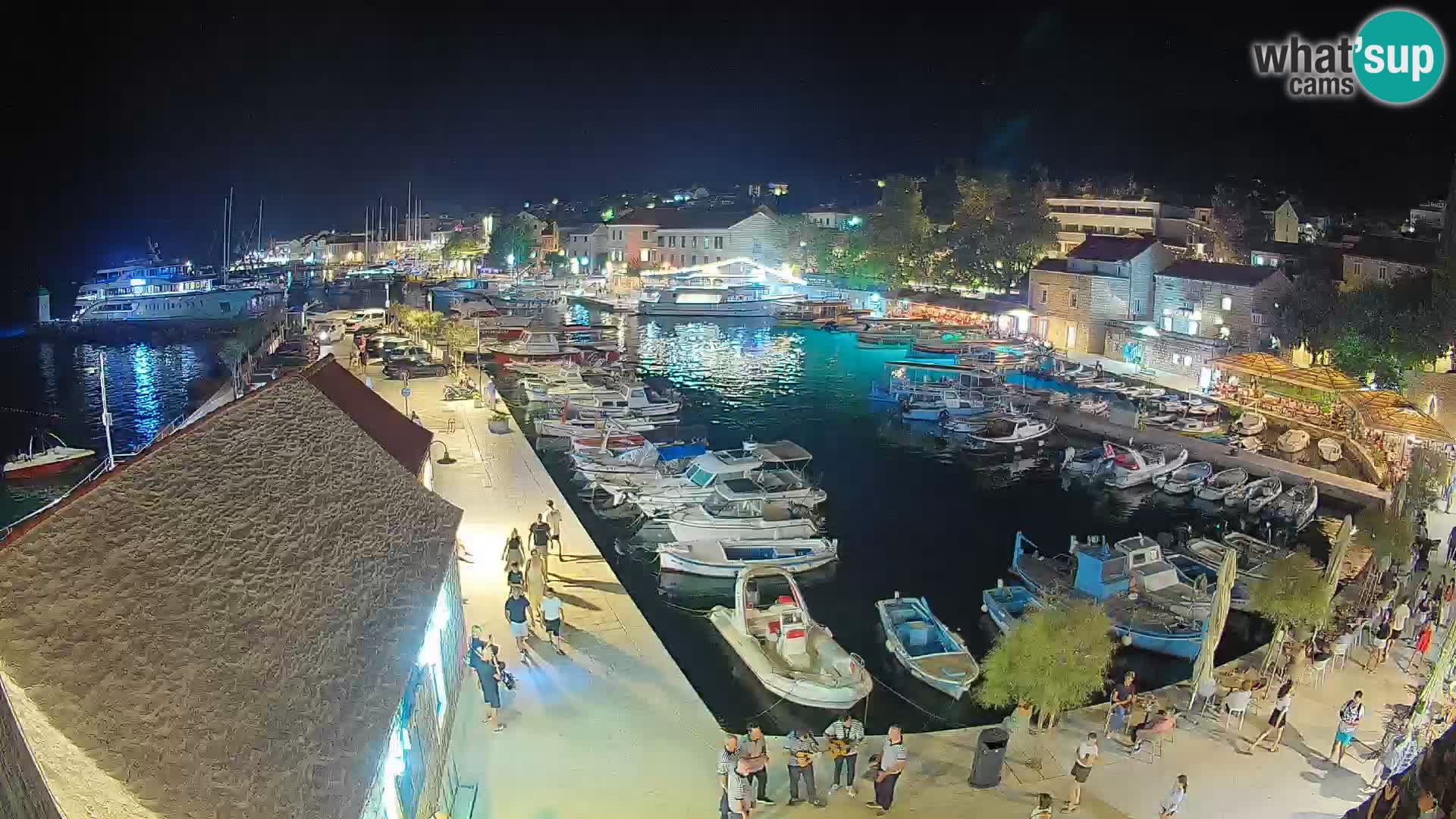 Spletna kamera Bol pristanišče – Pogled v živo na Rivo in marino