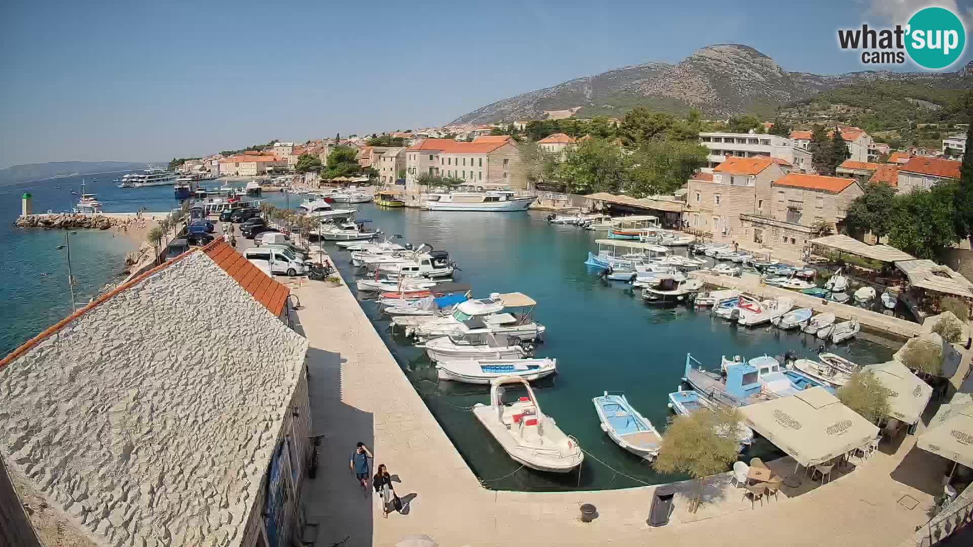Spletna kamera Bol pristanišče – Pogled v živo na Rivo in marino