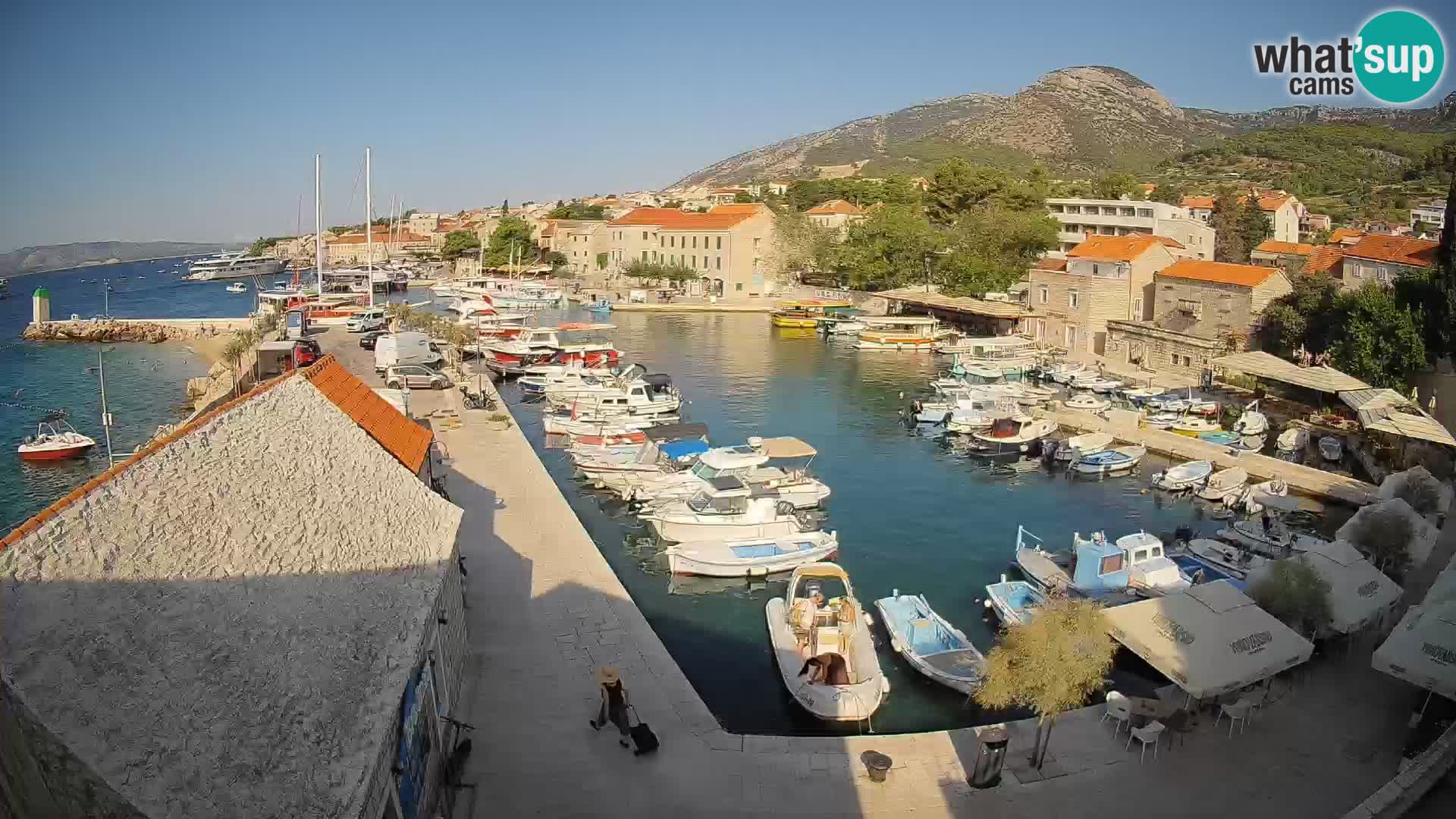 Web kamera Bol Riva – Pogled uživo na luku i marinu