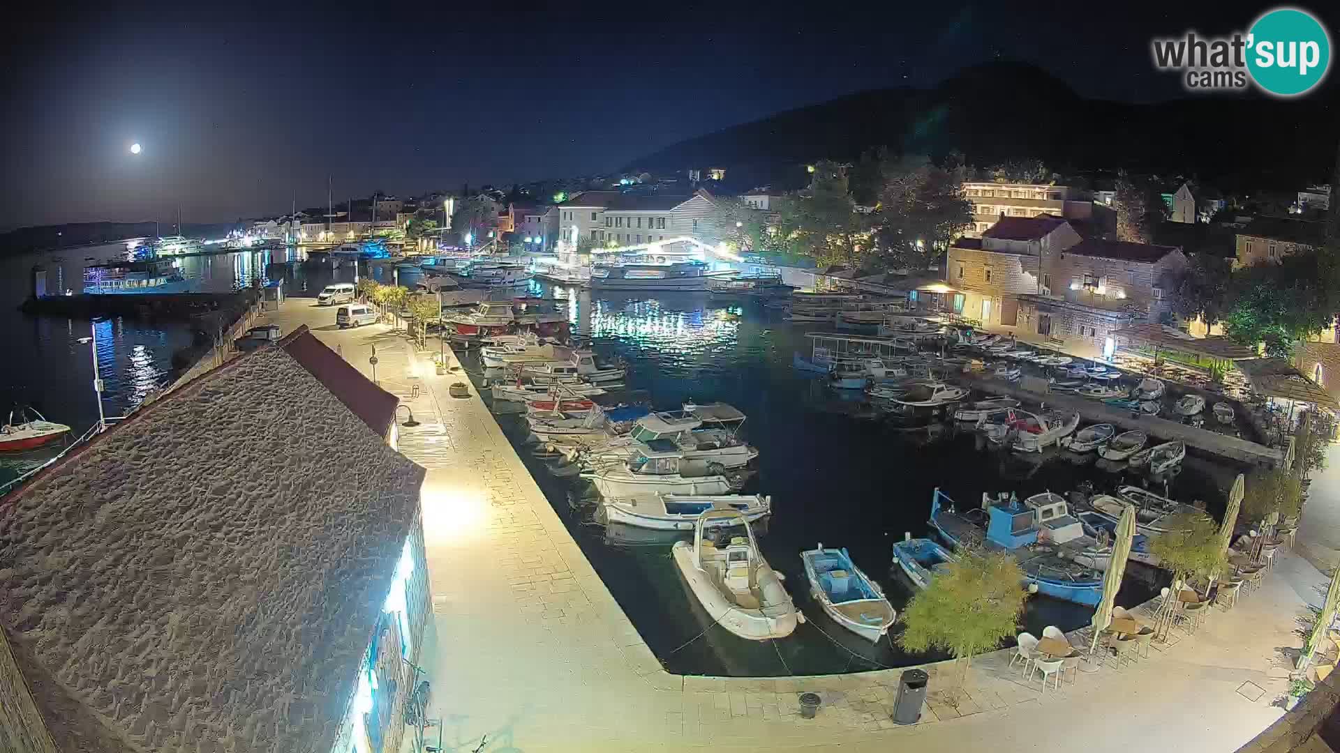 Spletna kamera Bol pristanišče – Pogled v živo na Rivo in marino