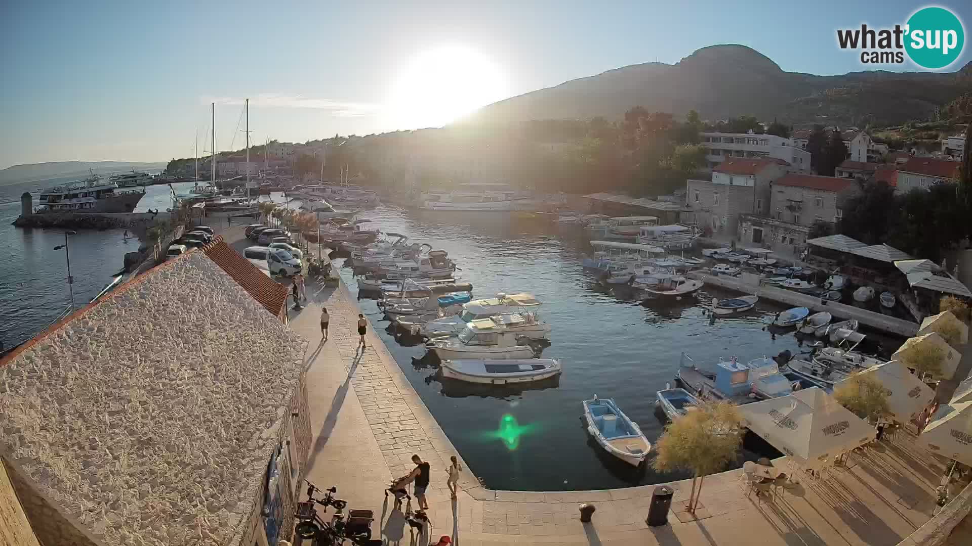Spletna kamera Bol pristanišče – Pogled v živo na Rivo in marino