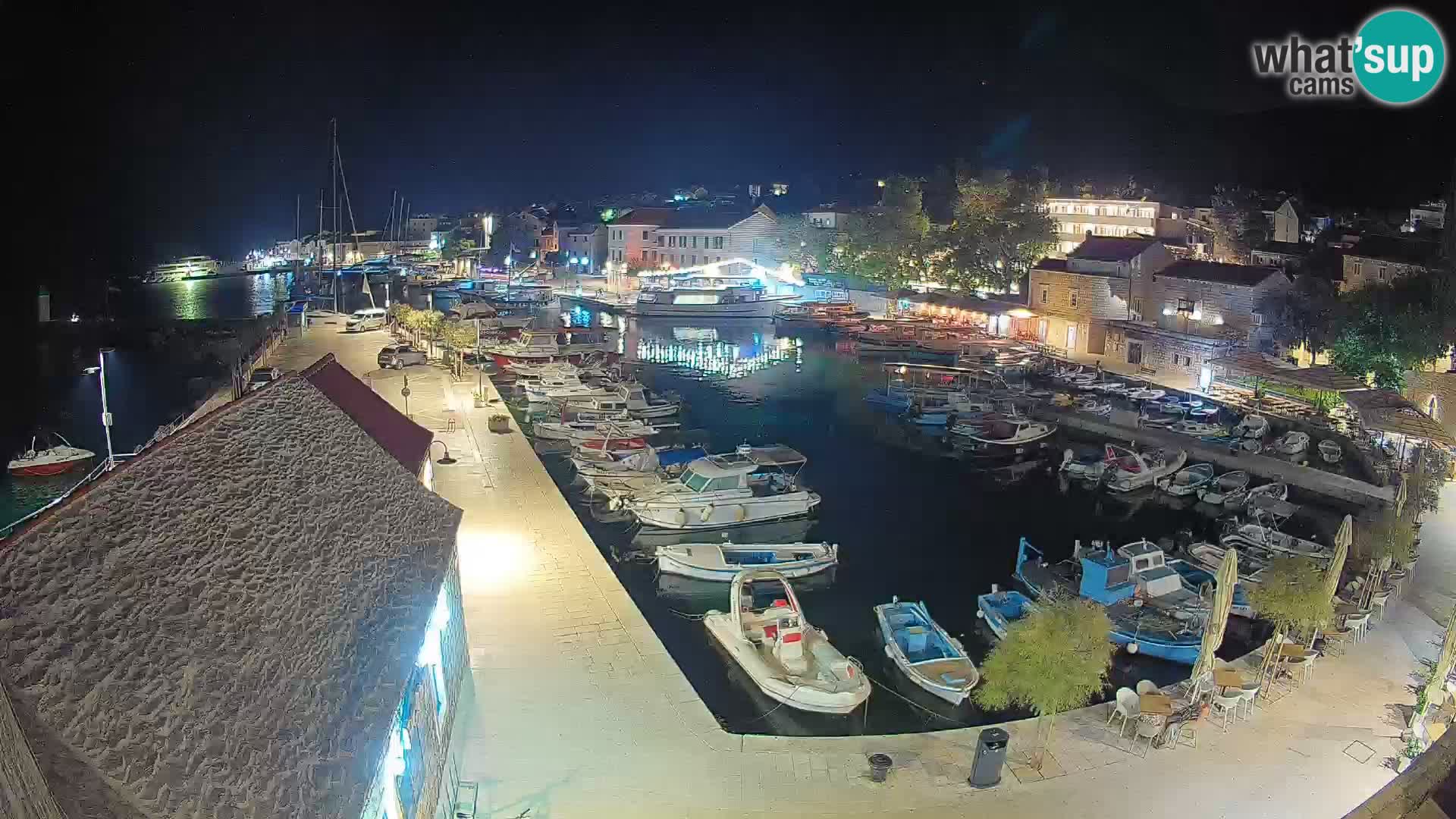 Spletna kamera Bol pristanišče – Pogled v živo na Rivo in marino