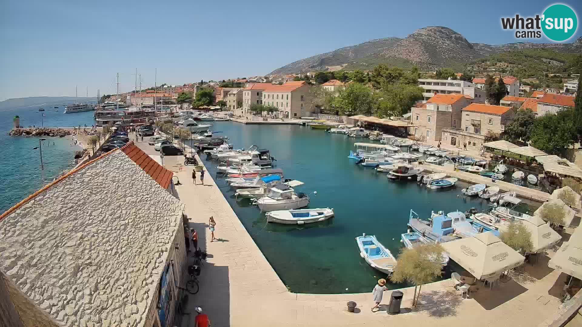 Spletna kamera Bol pristanišče – Pogled v živo na Rivo in marino
