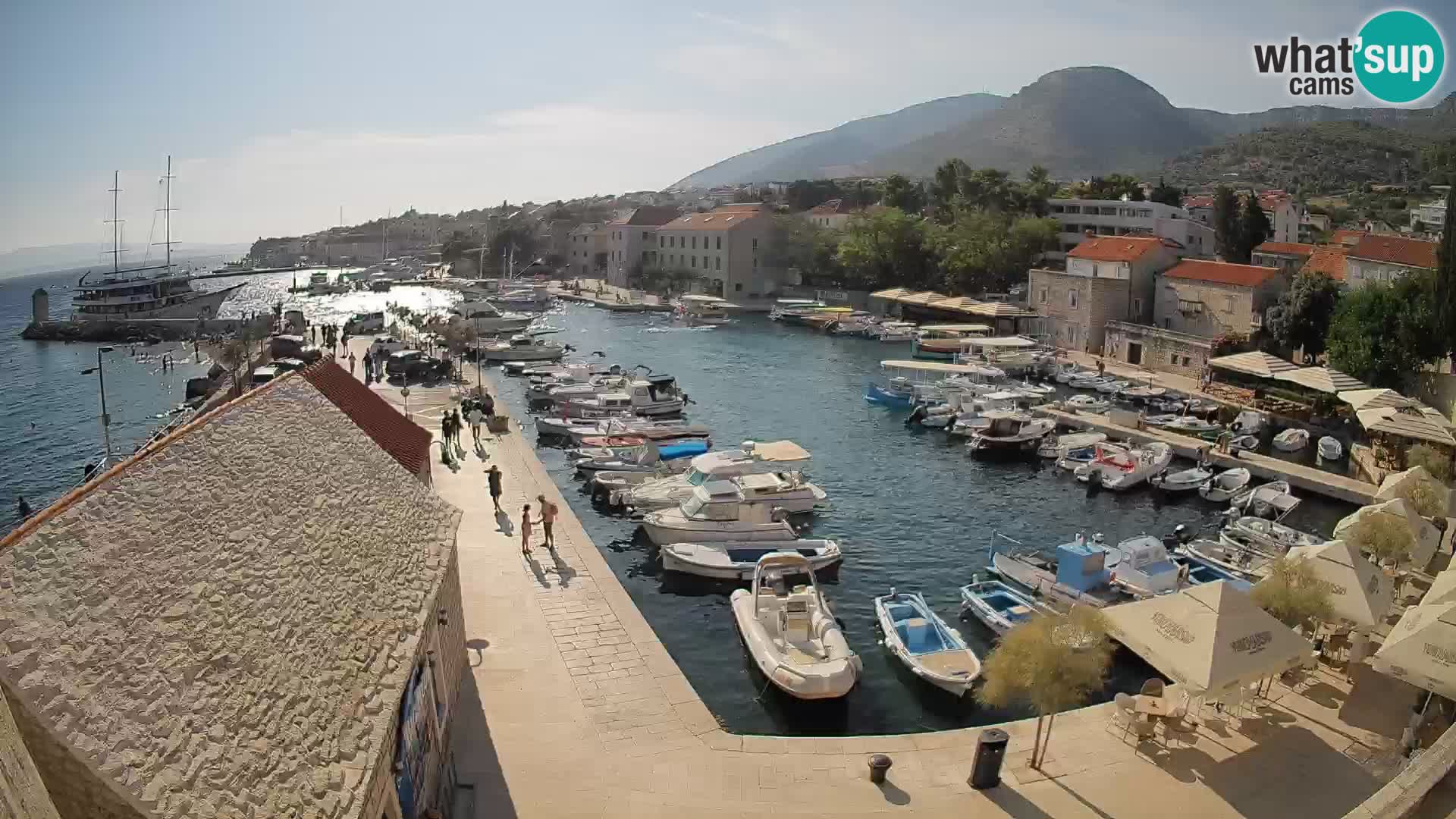 Spletna kamera Bol pristanišče – Pogled v živo na Rivo in marino
