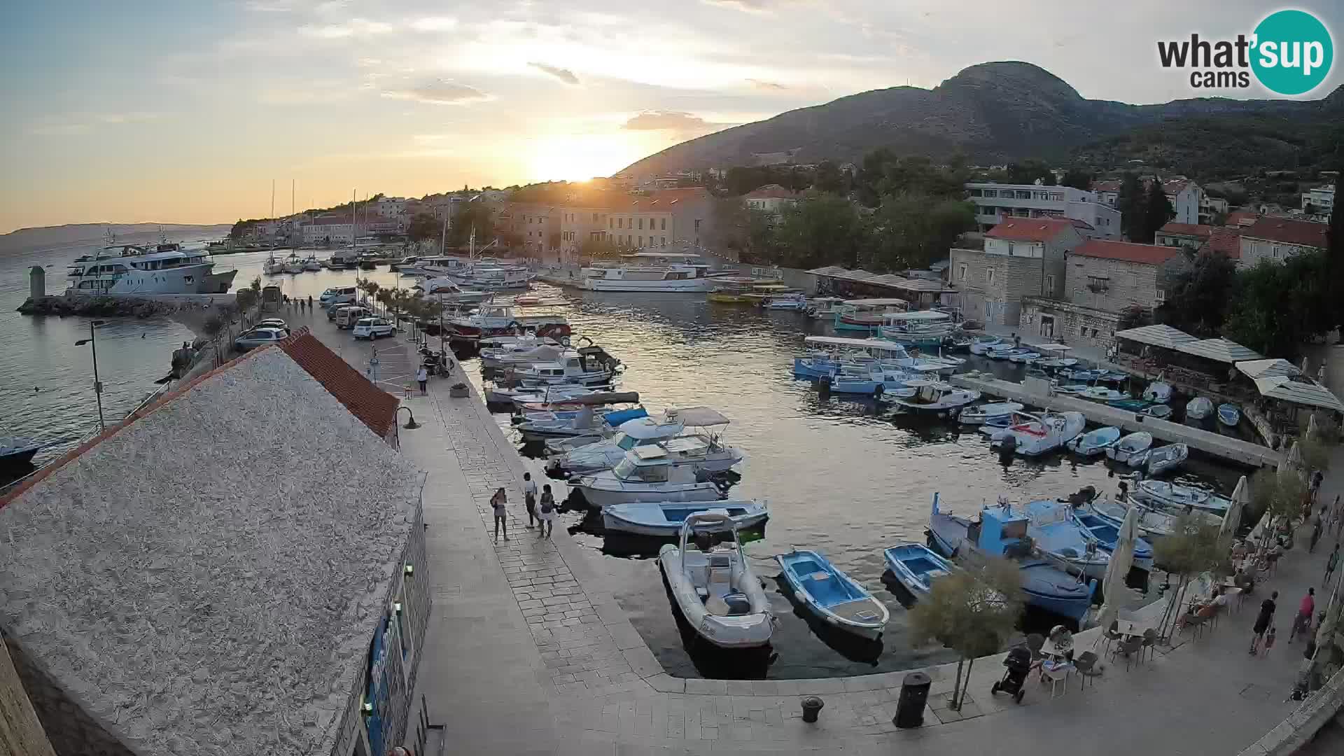 Web kamera Bol Riva – Pogled uživo na luku i marinu