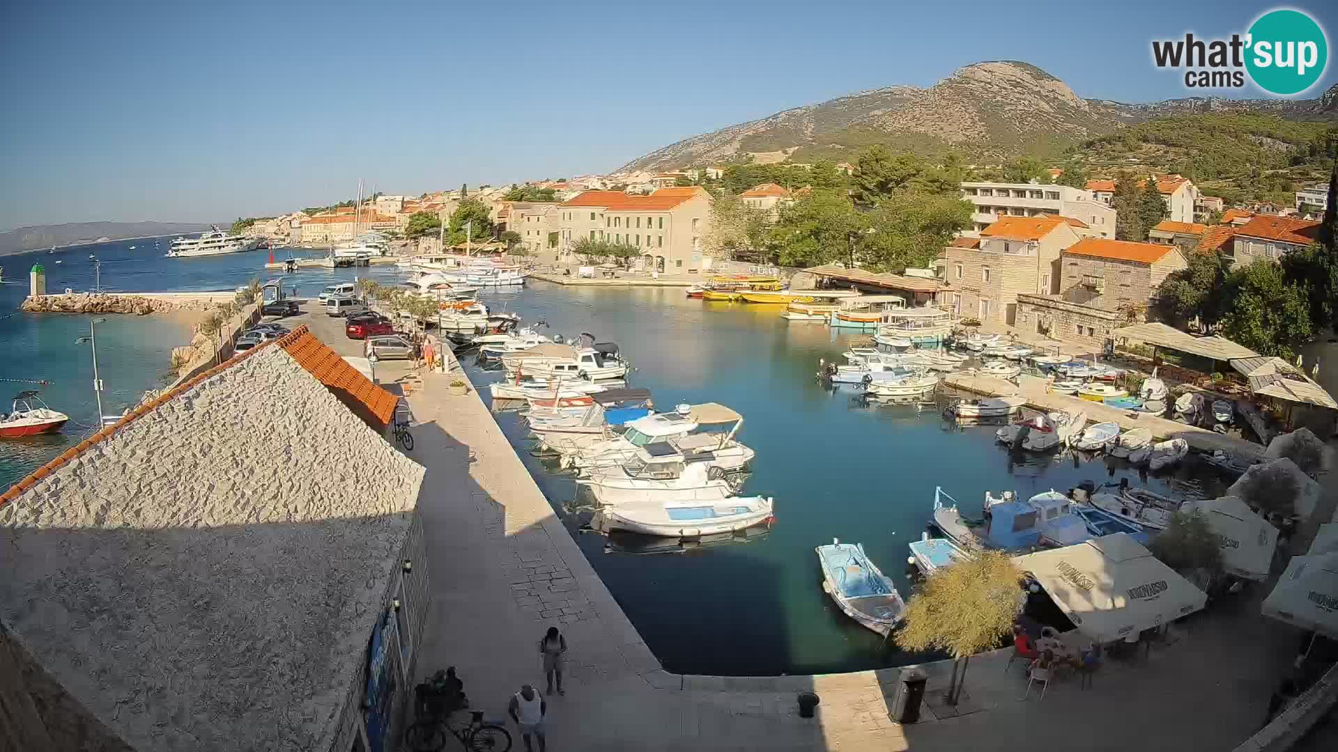Spletna kamera Bol pristanišče – Pogled v živo na Rivo in marino