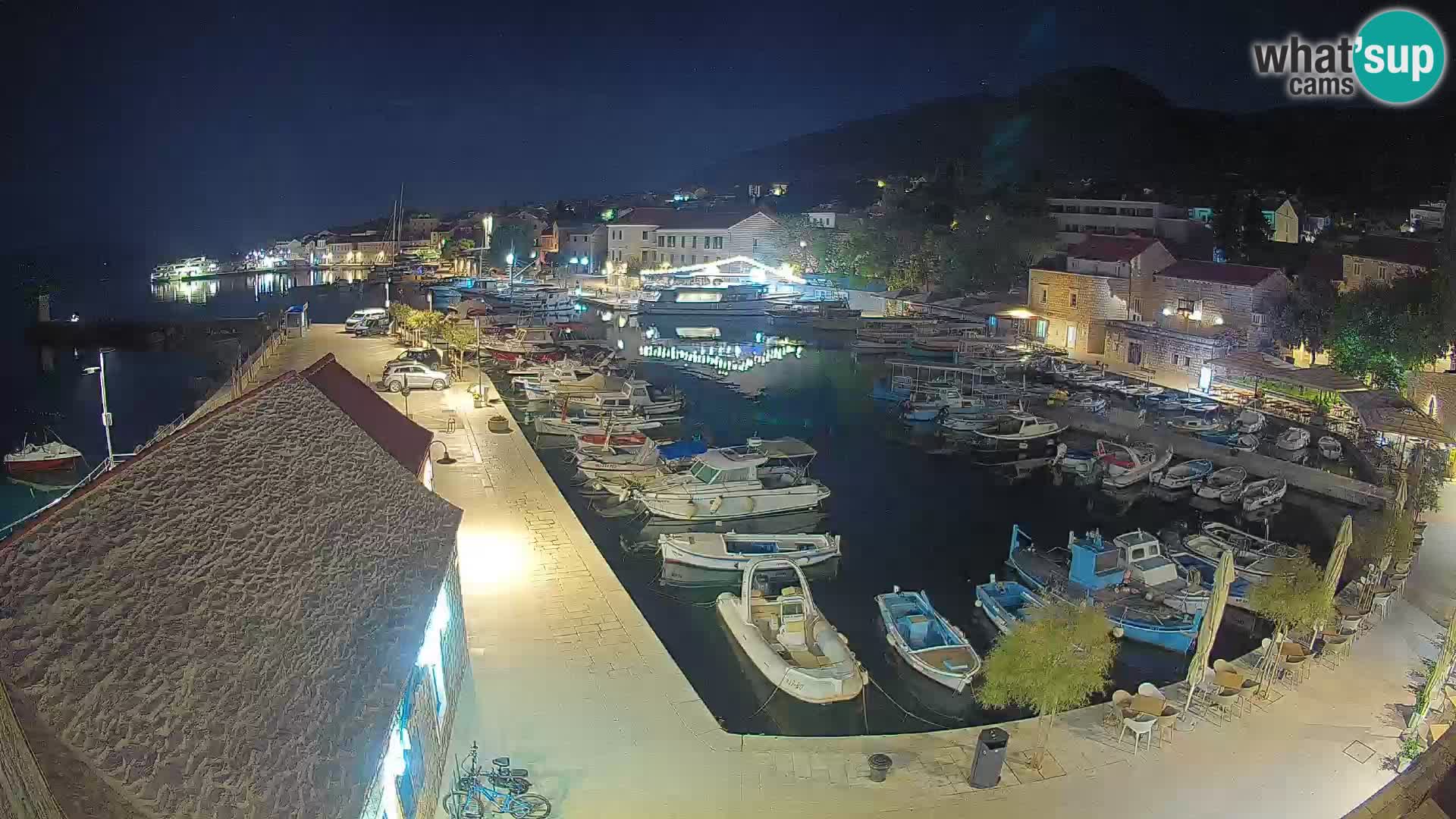 Spletna kamera Bol pristanišče – Pogled v živo na Rivo in marino