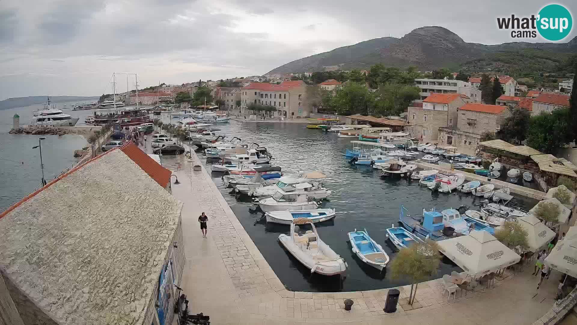 Web kamera Bol Riva – Pogled uživo na luku i marinu