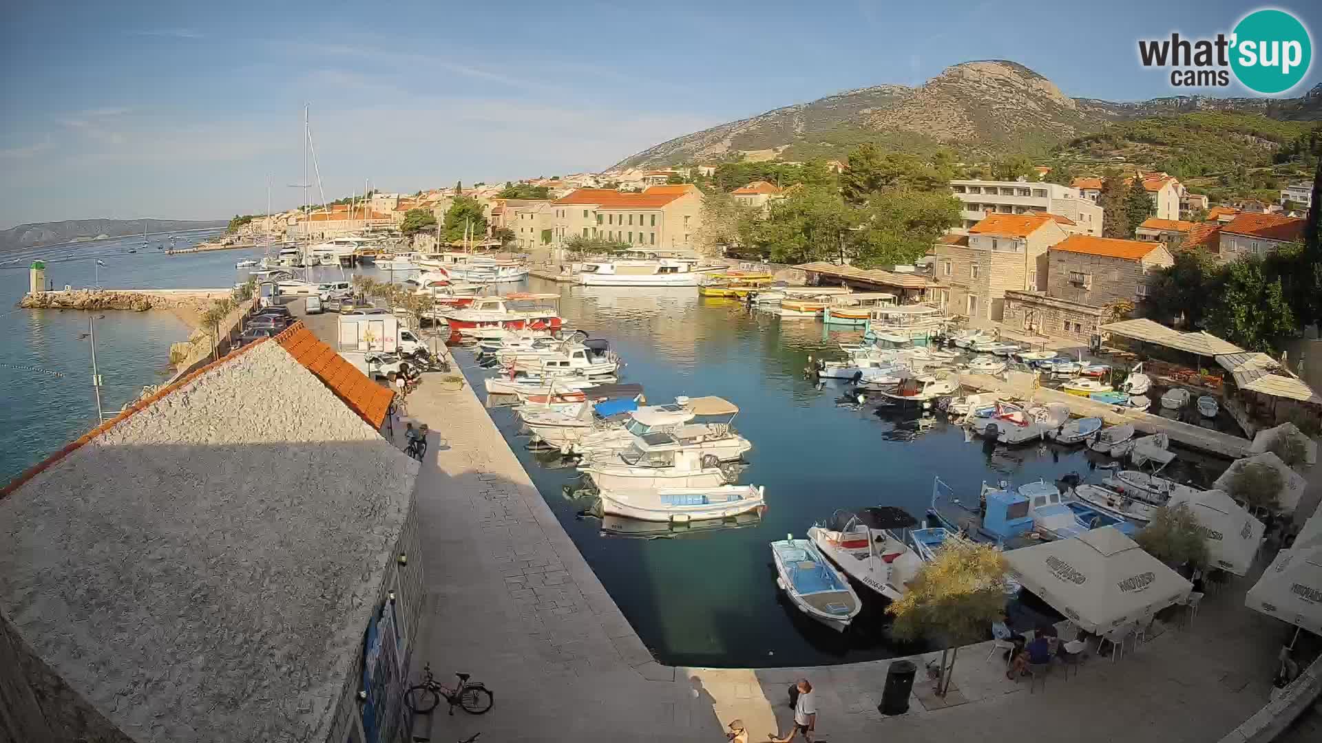 Web kamera Bol Riva – Pogled uživo na luku i marinu