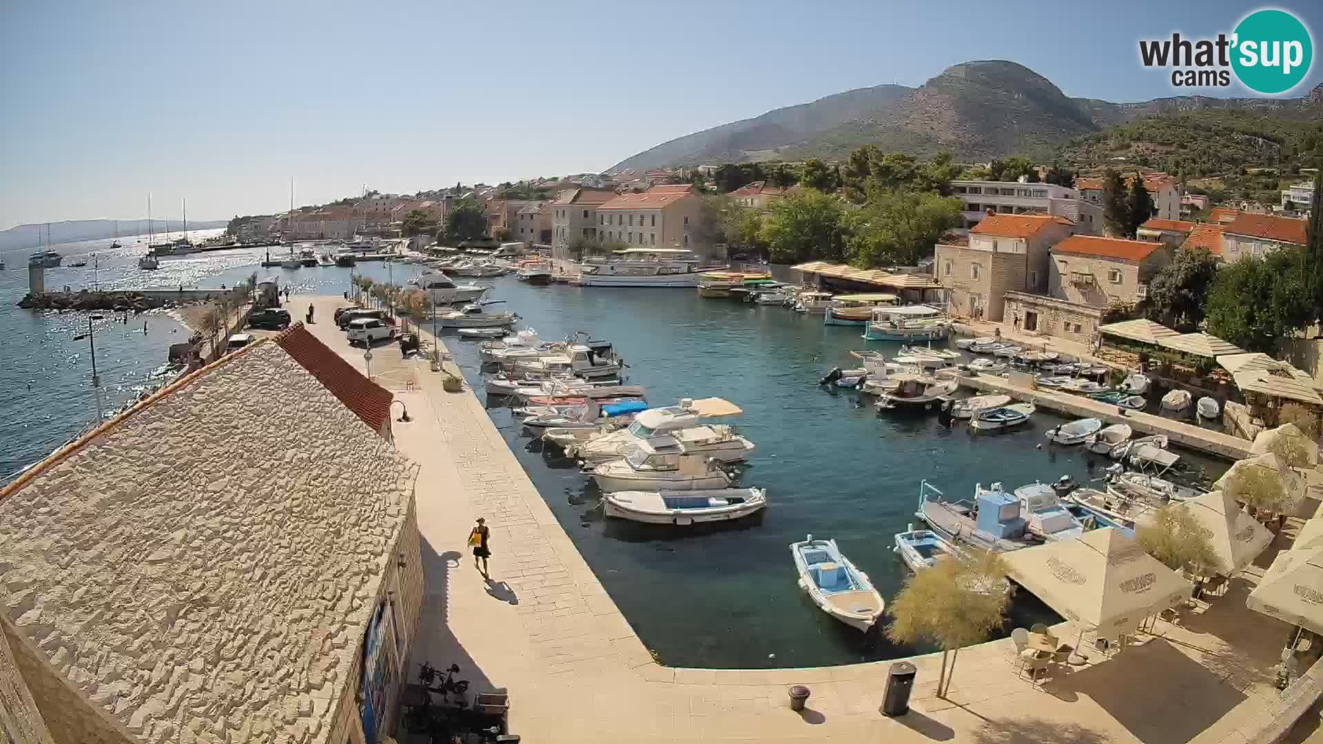 Web kamera Bol Riva – Pogled uživo na luku i marinu
