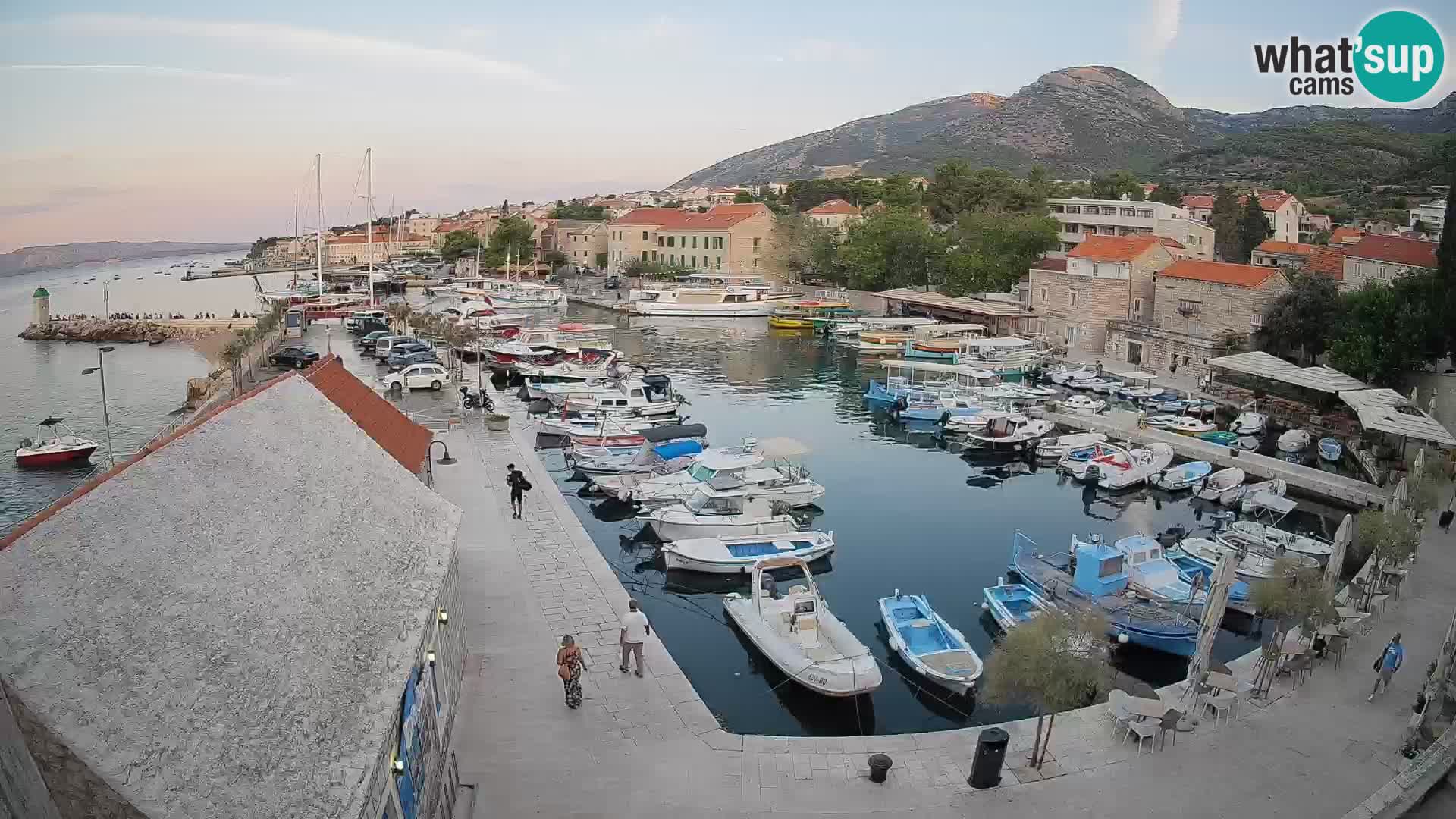 Web kamera Bol Riva – Pogled uživo na luku i marinu