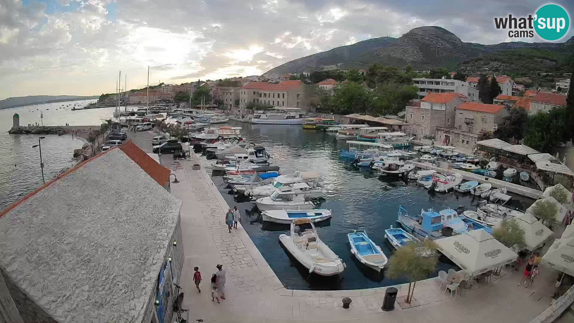 Web kamera Bol Riva – Pogled uživo na luku i marinu