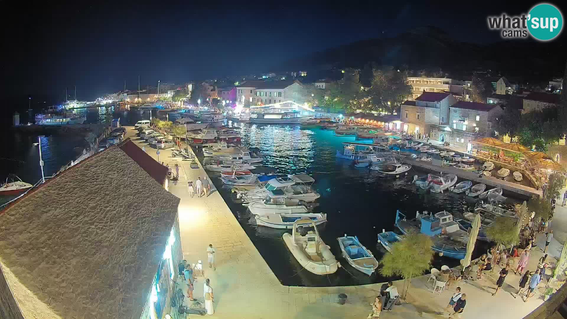 Spletna kamera Bol pristanišče – Pogled v živo na Rivo in marino