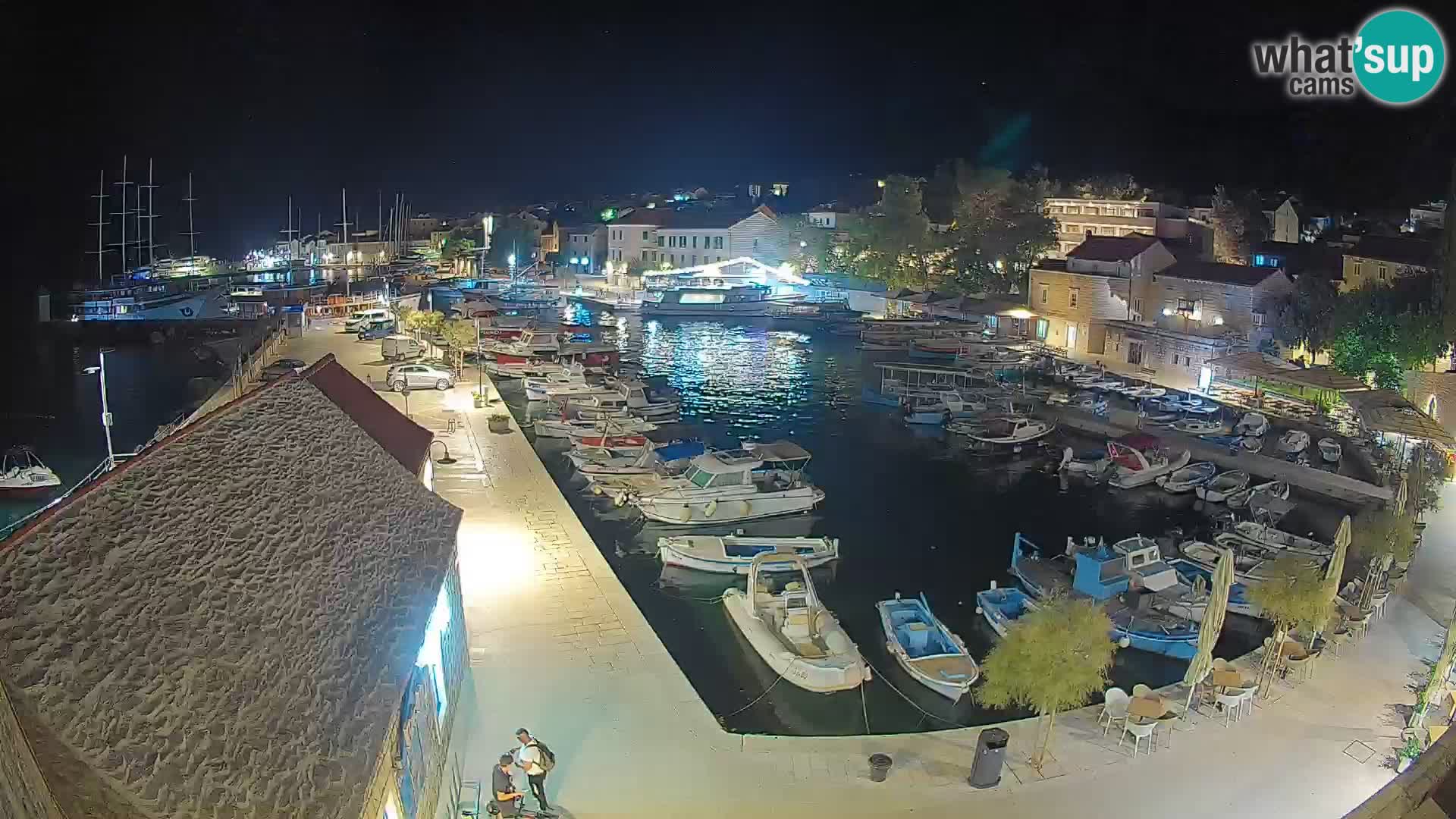 Web kamera Bol Riva – Pogled uživo na luku i marinu