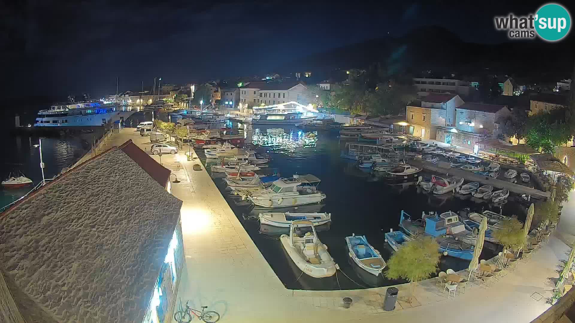 Spletna kamera Bol pristanišče – Pogled v živo na Rivo in marino