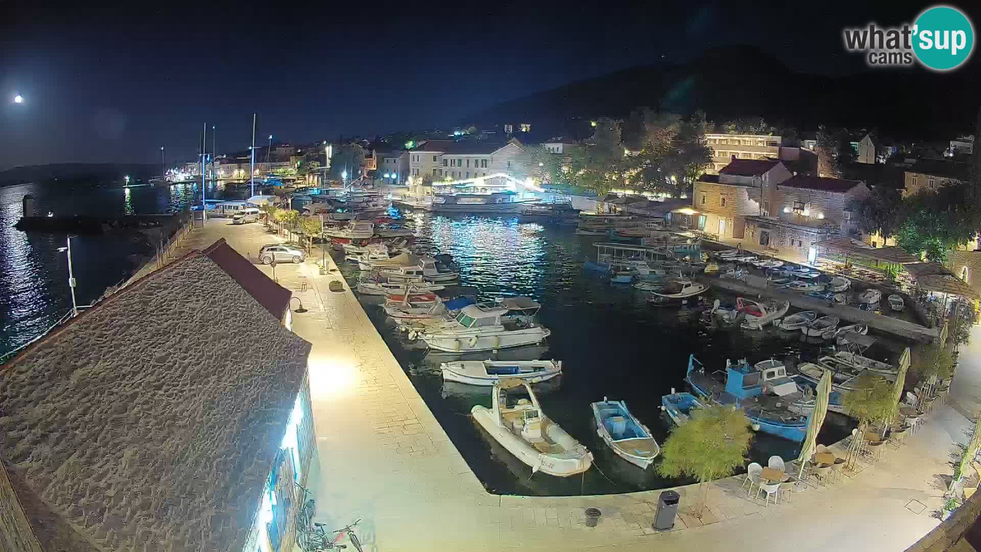 Spletna kamera Bol pristanišče – Pogled v živo na Rivo in marino