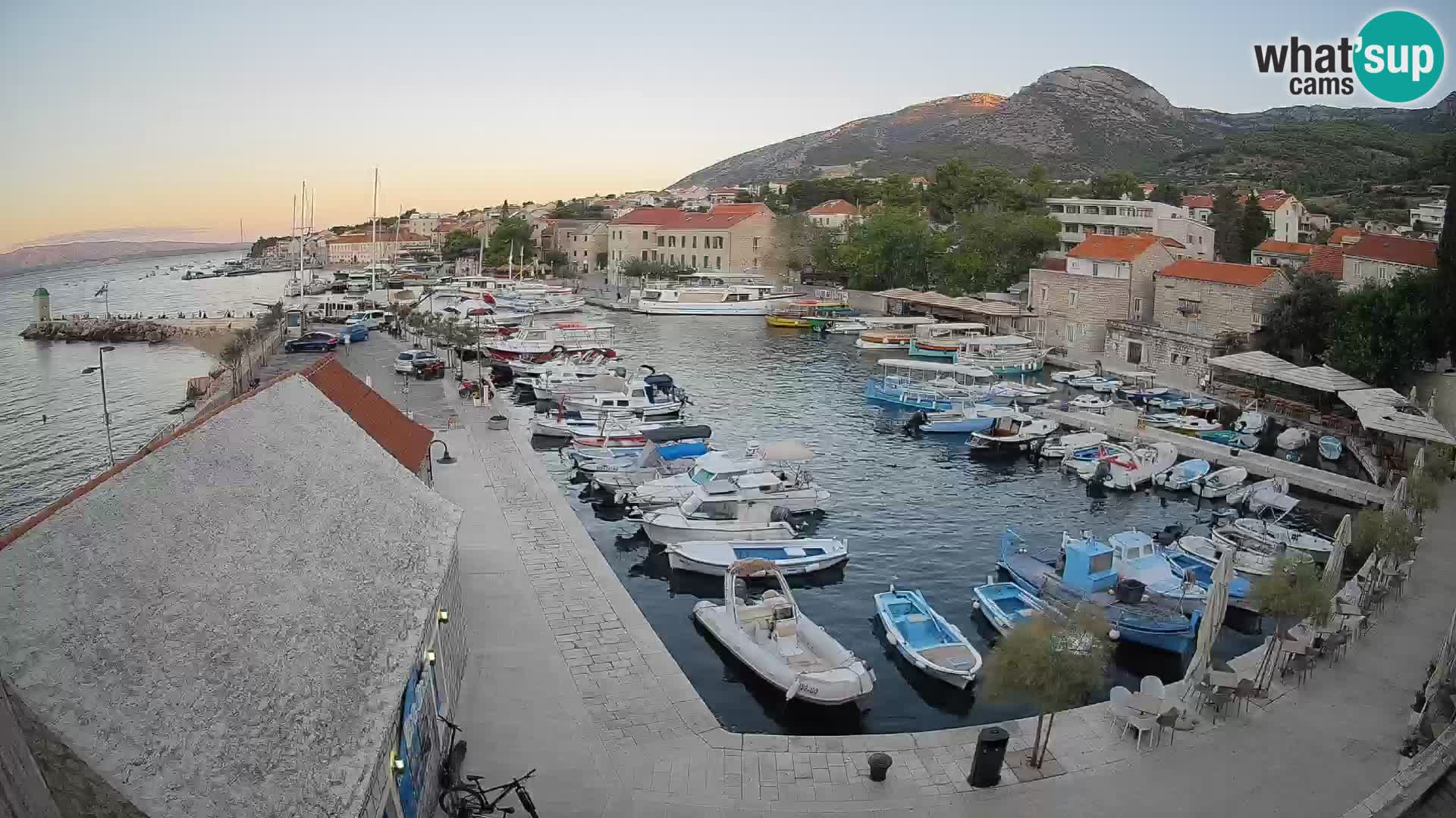 Spletna kamera Bol pristanišče – Pogled v živo na Rivo in marino
