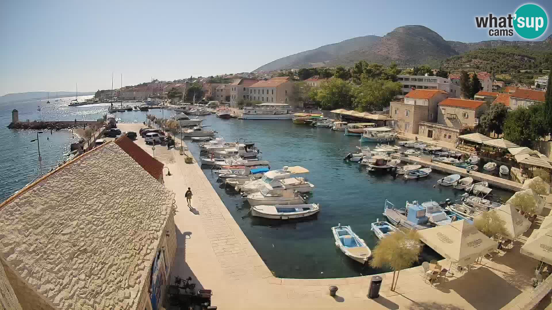 Web kamera Bol Riva – Pogled uživo na luku i marinu