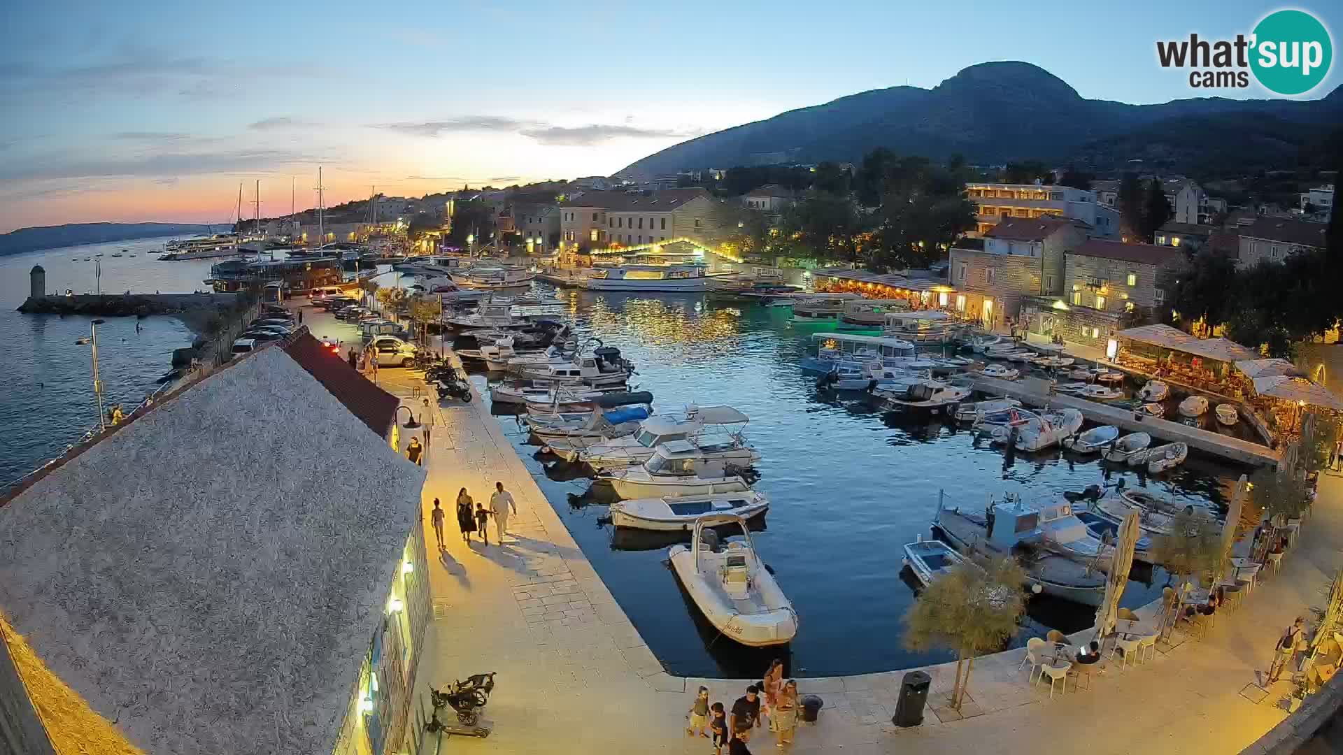 Spletna kamera Bol pristanišče – Pogled v živo na Rivo in marino