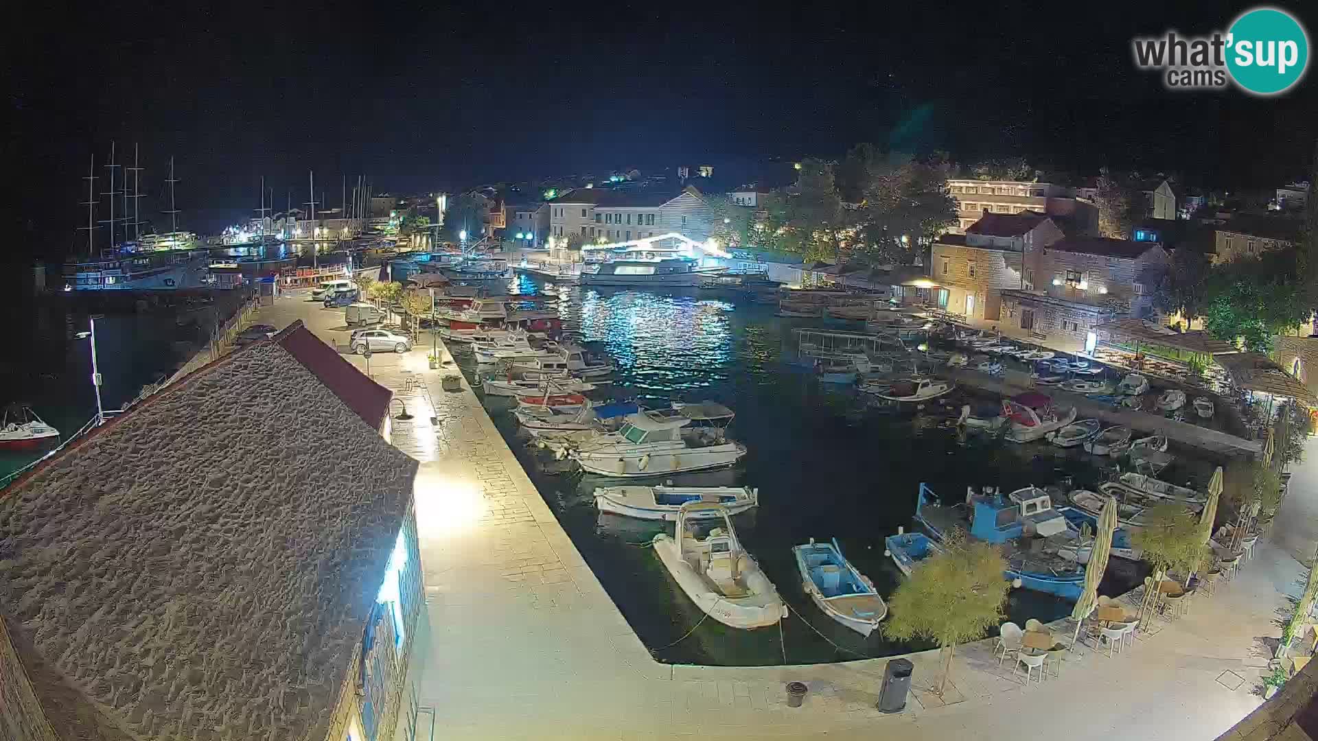 Spletna kamera Bol pristanišče – Pogled v živo na Rivo in marino