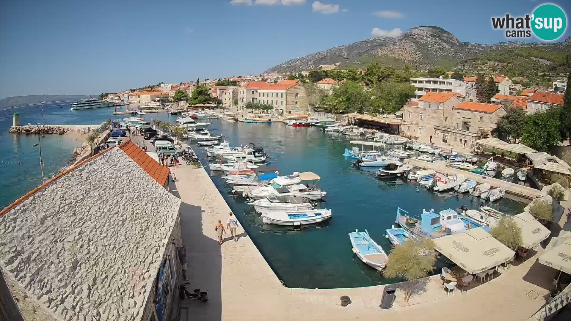 Spletna kamera Bol pristanišče – Pogled v živo na Rivo in marino