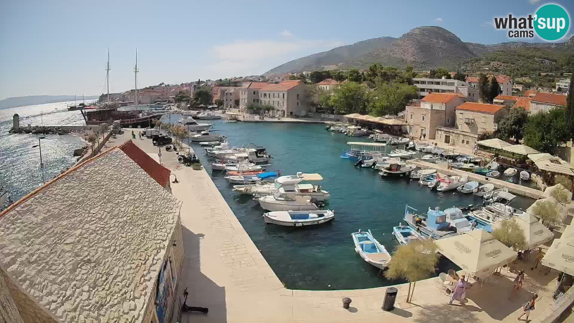Web kamera Bol Riva – Pogled uživo na luku i marinu