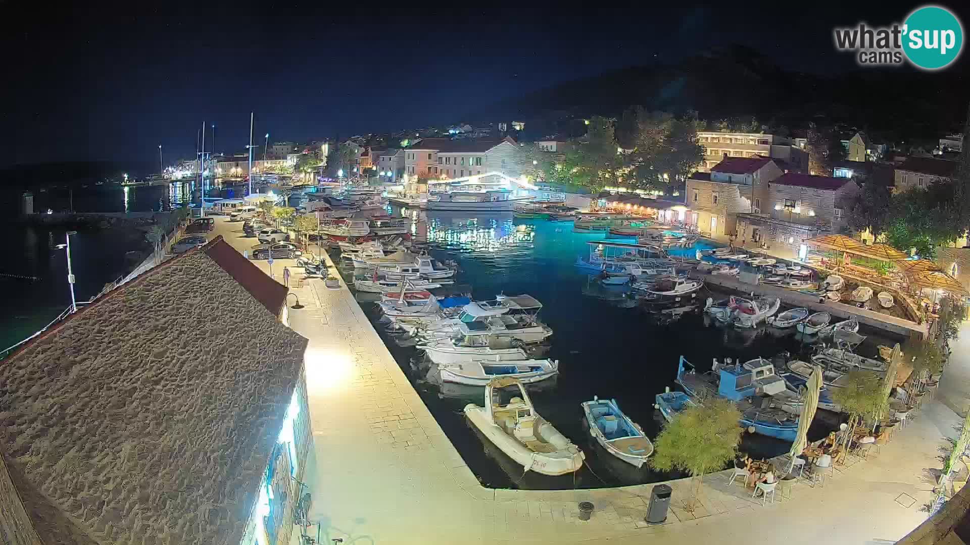Web kamera Bol Riva – Pogled uživo na luku i marinu