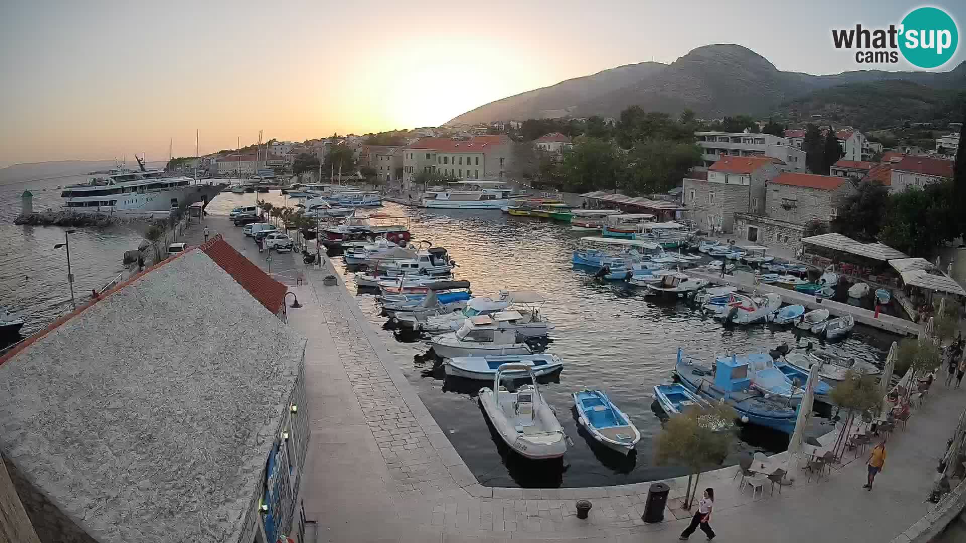 Spletna kamera Bol pristanišče – Pogled v živo na Rivo in marino