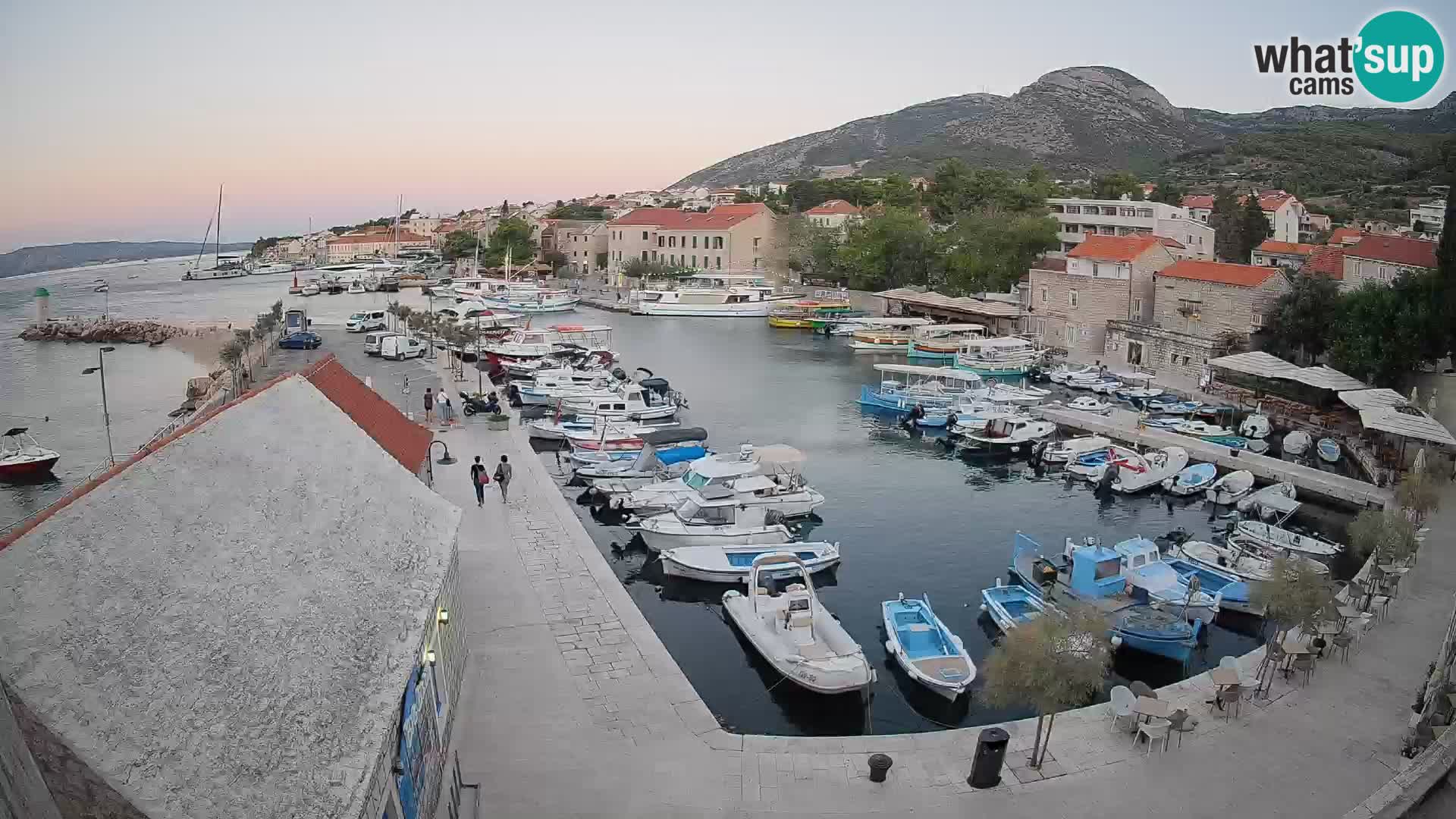 Spletna kamera Bol pristanišče – Pogled v živo na Rivo in marino