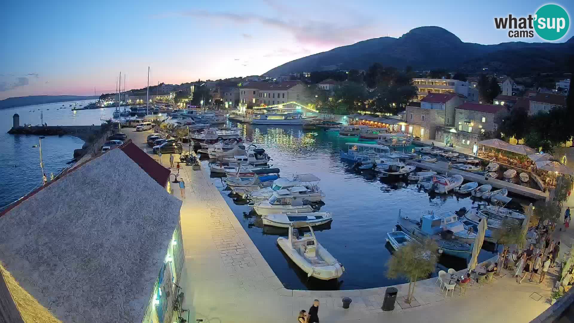 Web kamera Bol Riva – Pogled uživo na luku i marinu
