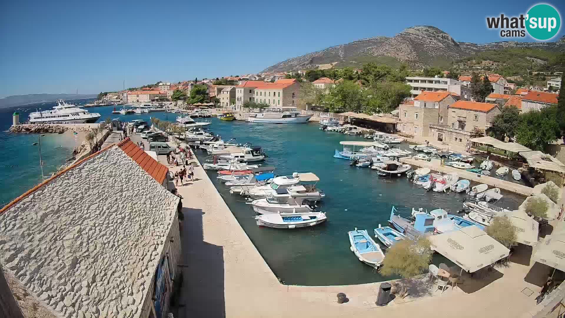 Spletna kamera Bol pristanišče – Pogled v živo na Rivo in marino