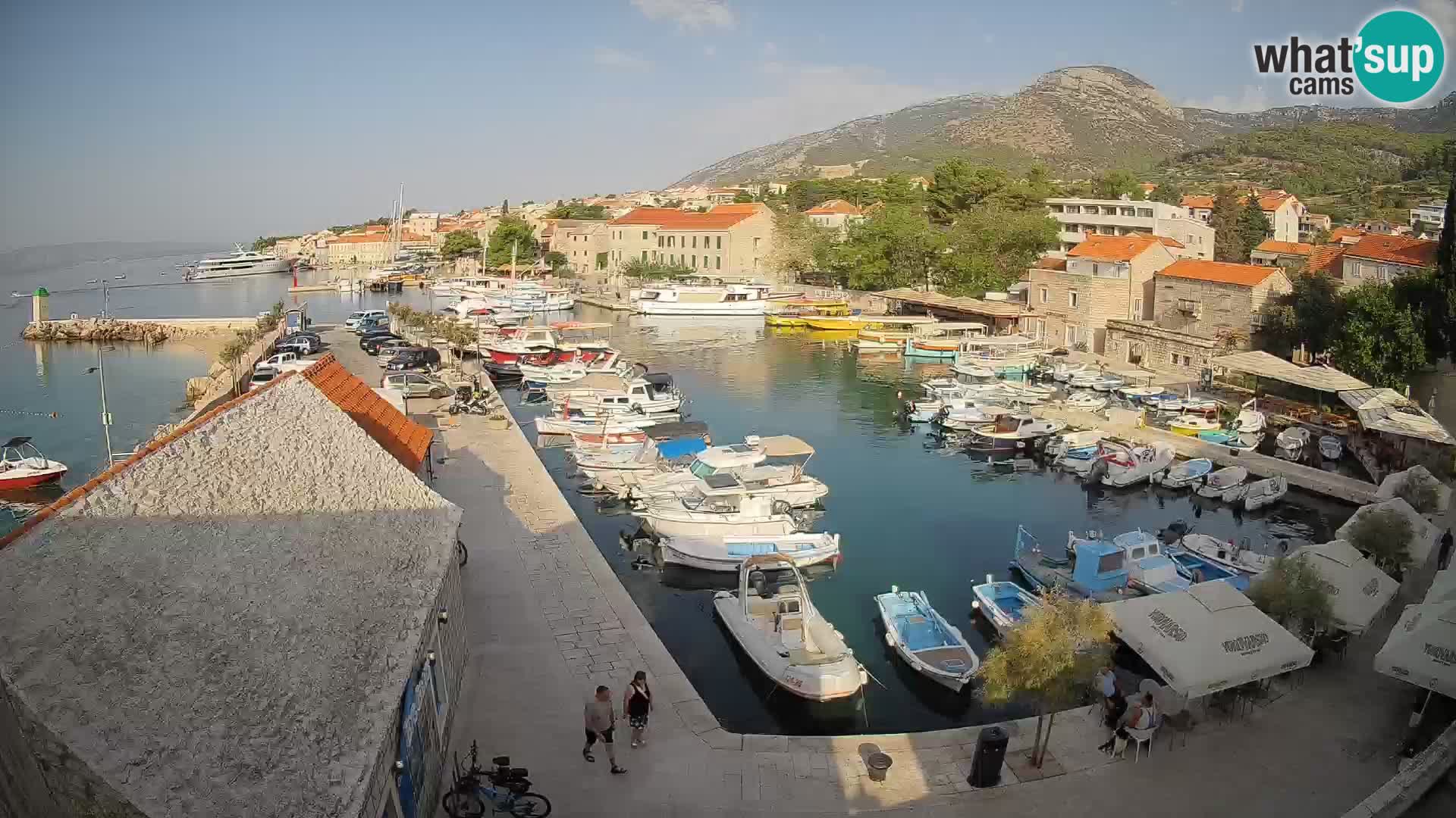 Spletna kamera Bol pristanišče – Pogled v živo na Rivo in marino