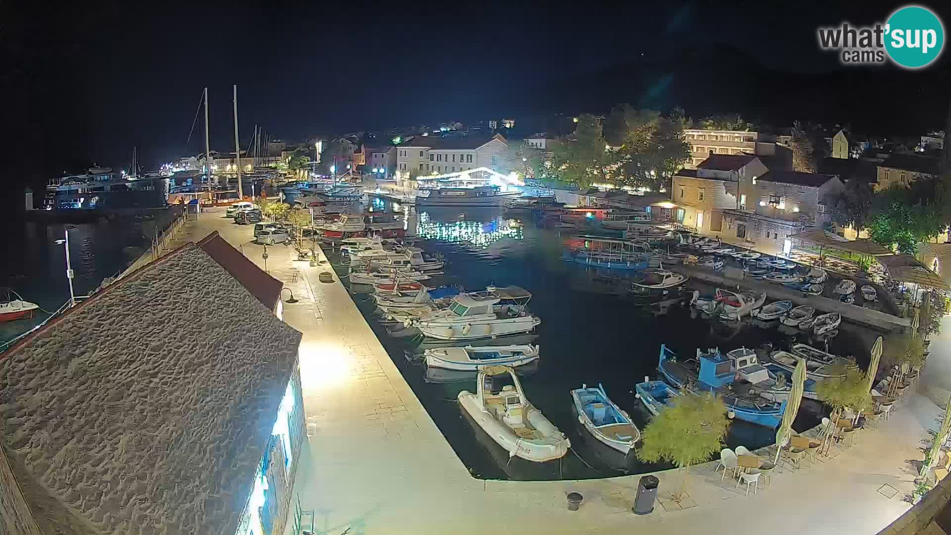 Spletna kamera Bol pristanišče – Pogled v živo na Rivo in marino