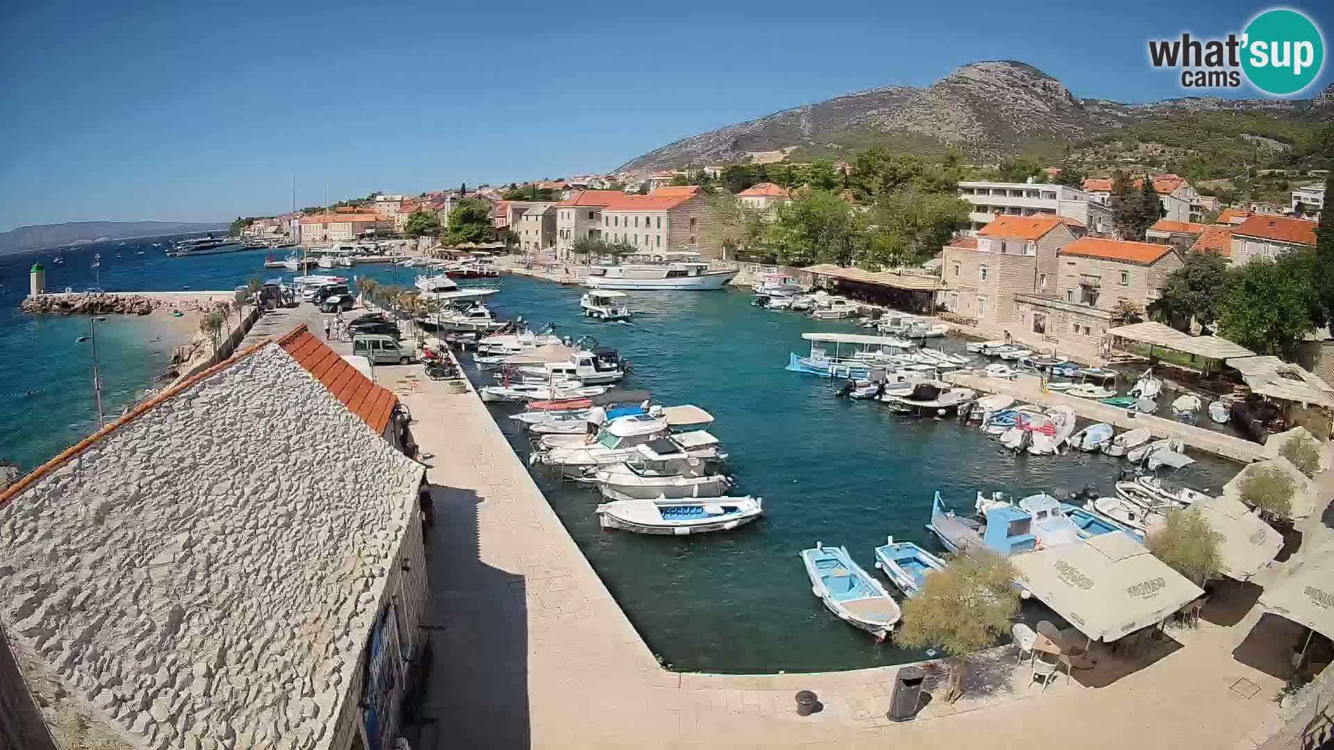 Spletna kamera Bol pristanišče – Pogled v živo na Rivo in marino