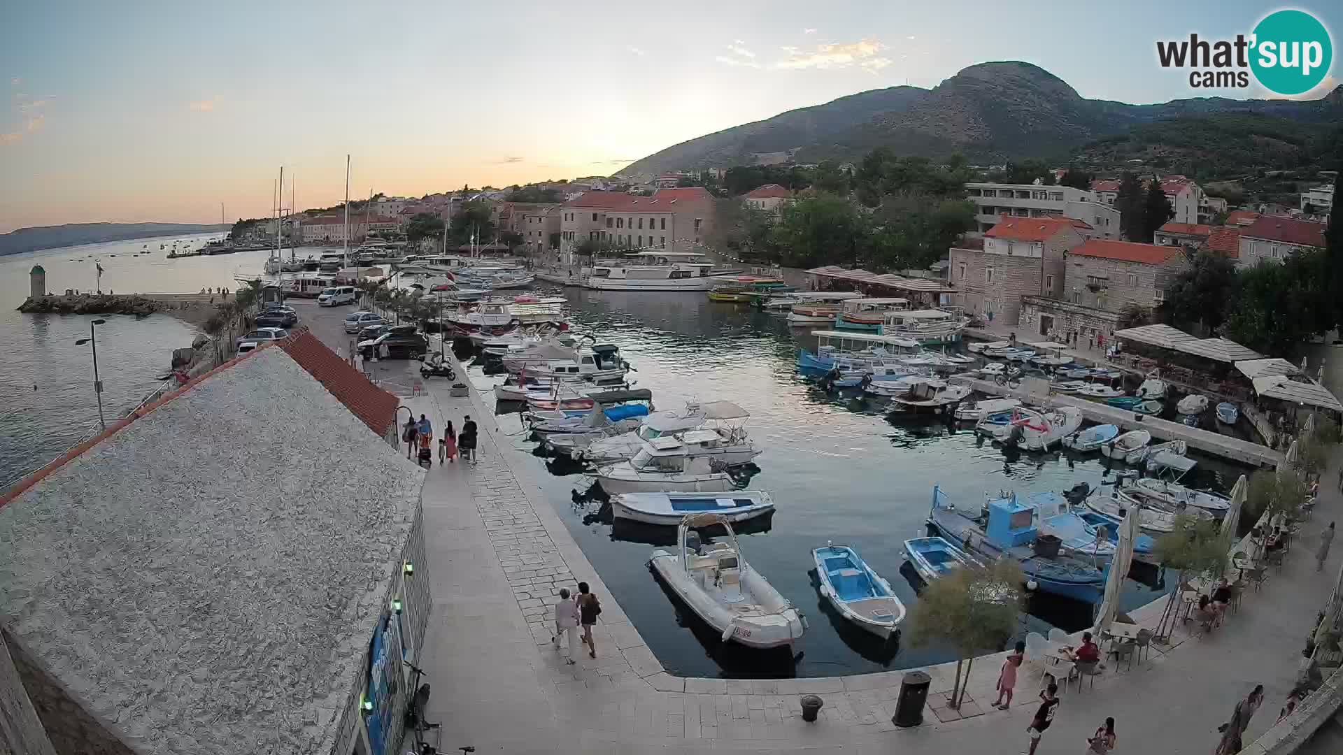 Web kamera Bol Riva – Pogled uživo na luku i marinu