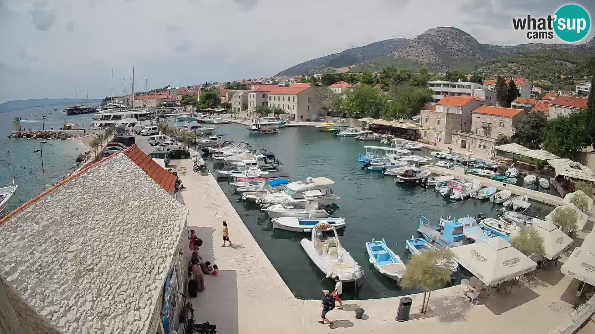 Web kamera Bol Riva – Pogled uživo na luku i marinu