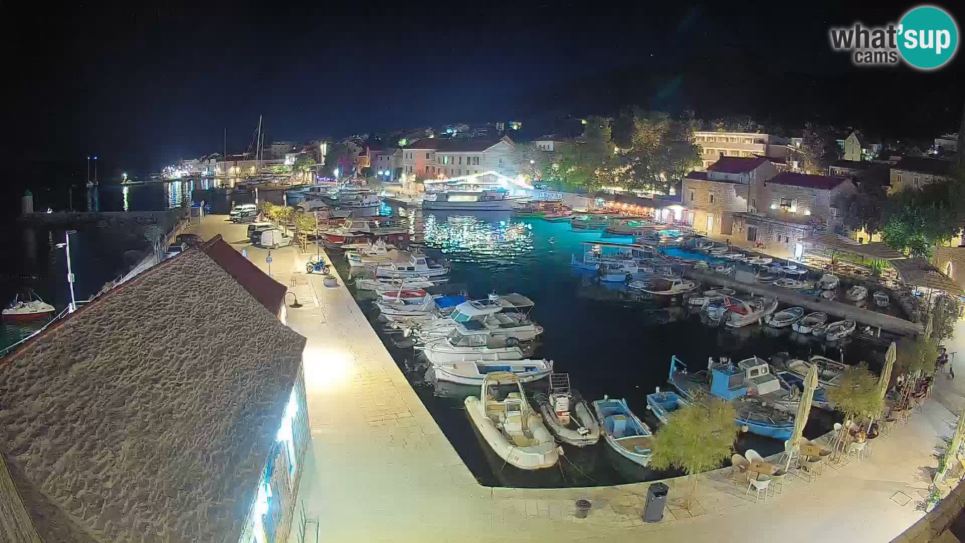 Web kamera Bol Riva – Pogled uživo na luku i marinu