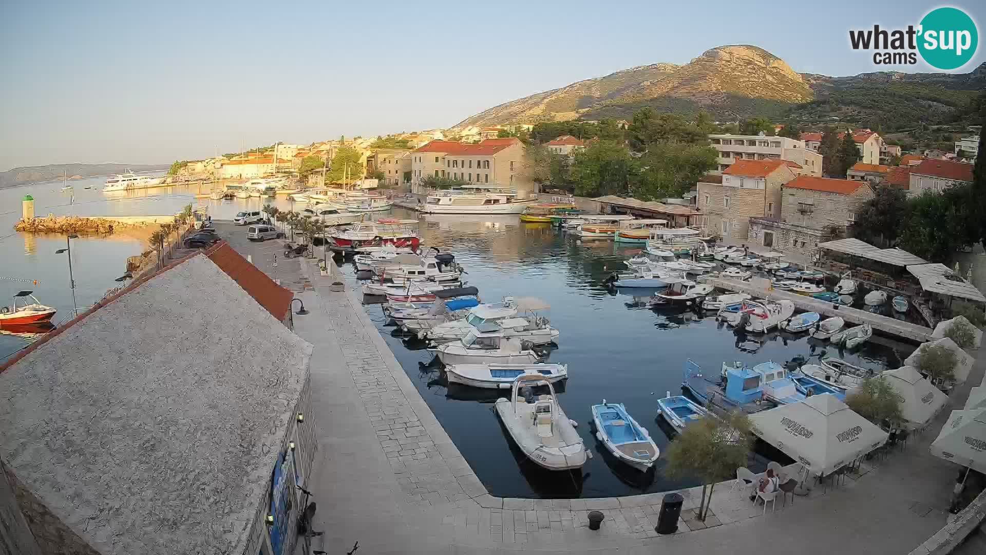 Spletna kamera Bol pristanišče – Pogled v živo na Rivo in marino