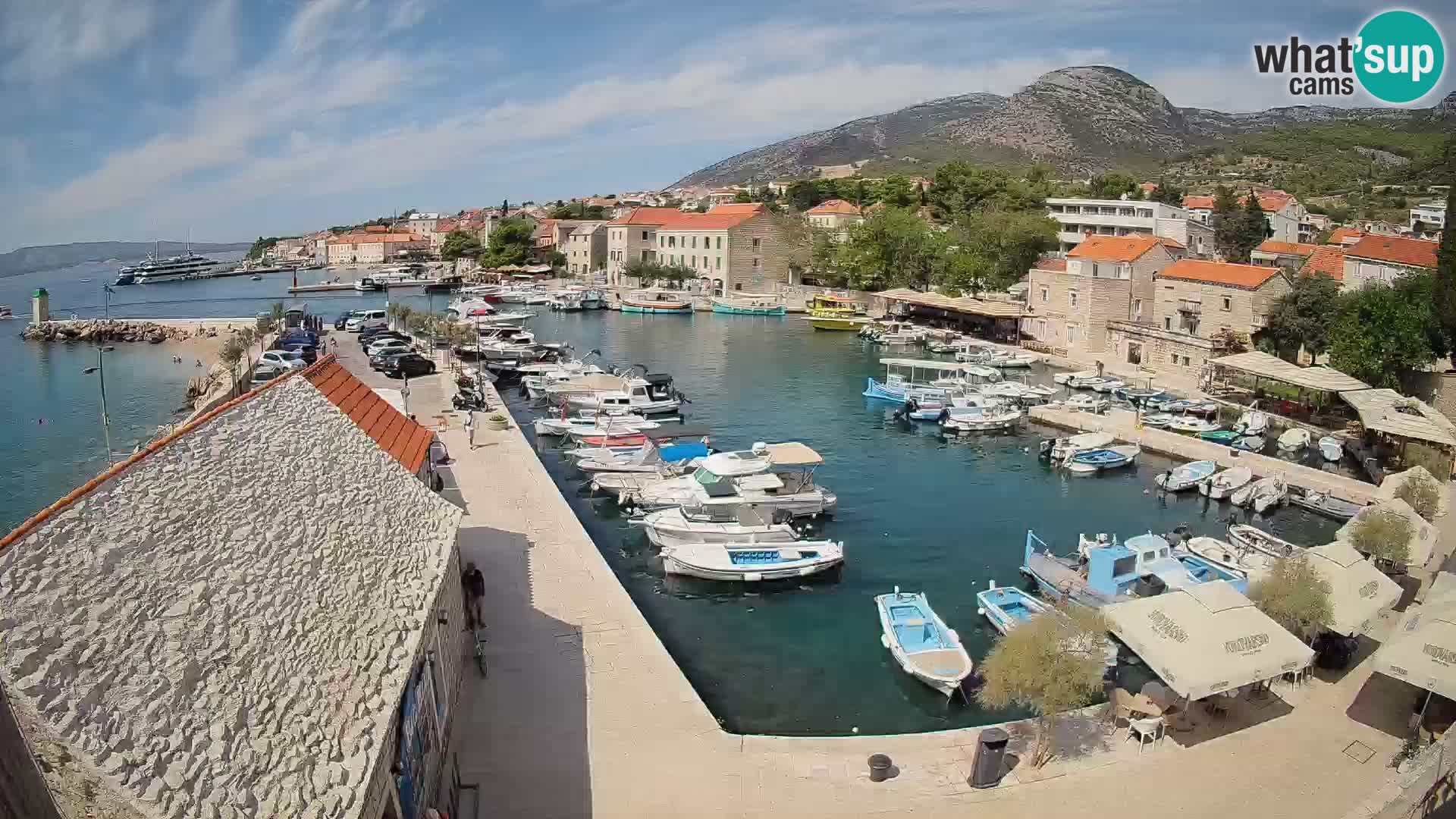 Web kamera Bol Riva – Pogled uživo na luku i marinu