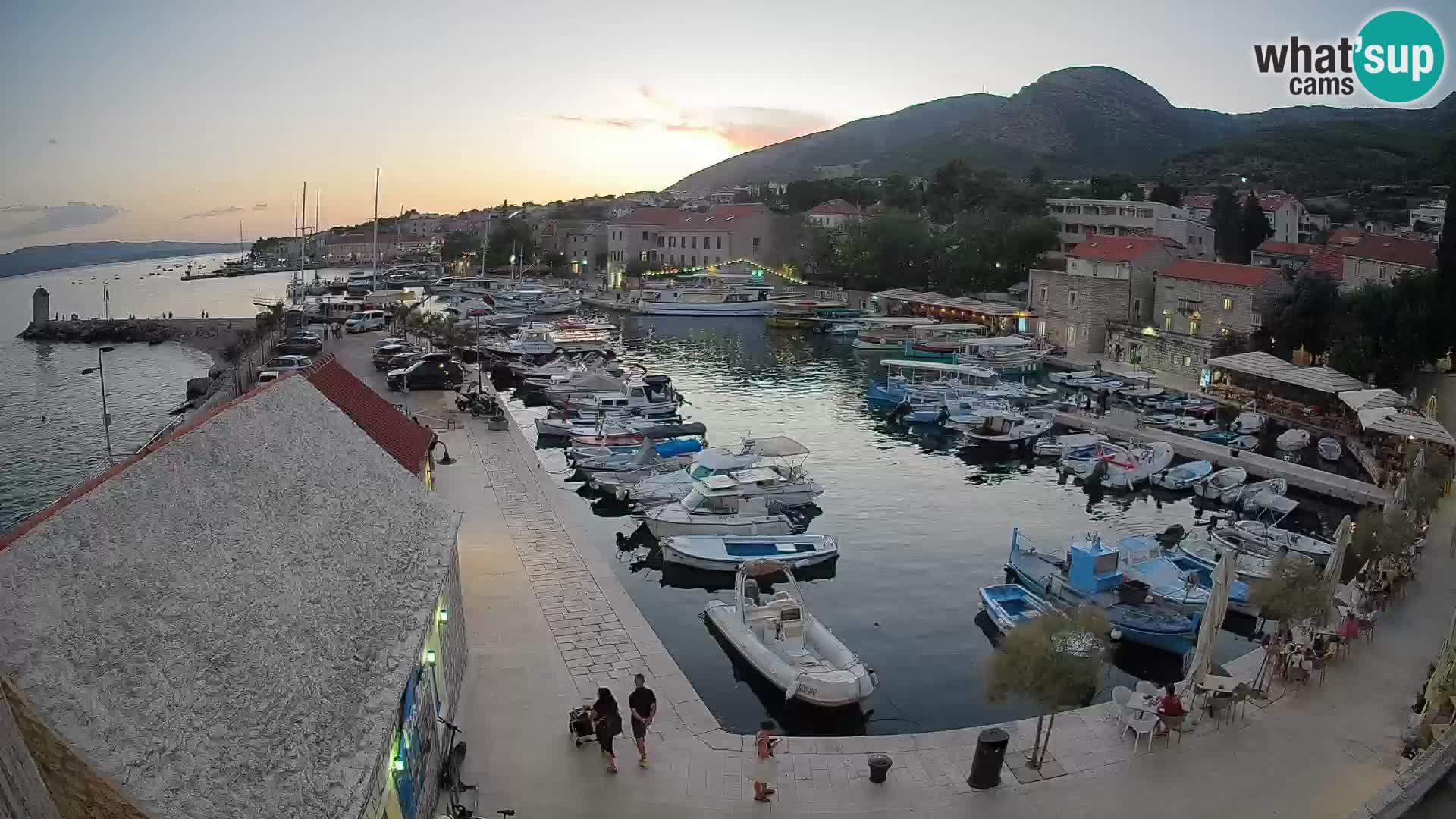 Spletna kamera Bol pristanišče – Pogled v živo na Rivo in marino